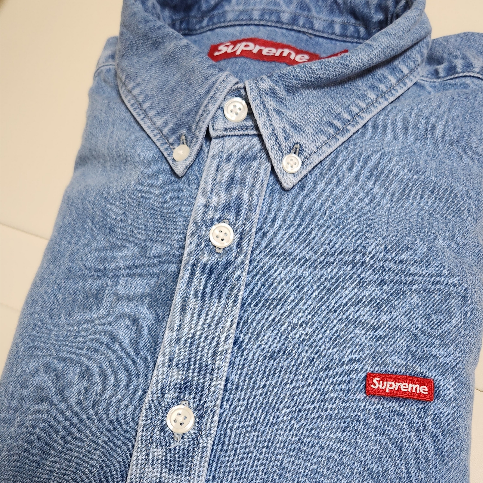 Supreme Small Box Shirt Denim - 23FW, Supreme x Hardies Bolt T-Shirt Black - 23SS 착용 스타일 - 2