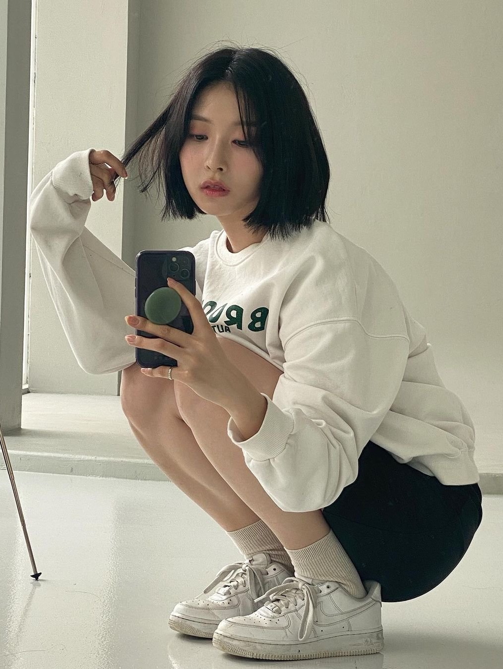 Essentials The Core Collection Crewneck Sweatshirt Light Oatmeal, Nike x Stussy NRG Fleece Crewneck Dark Grey Heather (DO9337-063) 착용 스타일 - 3