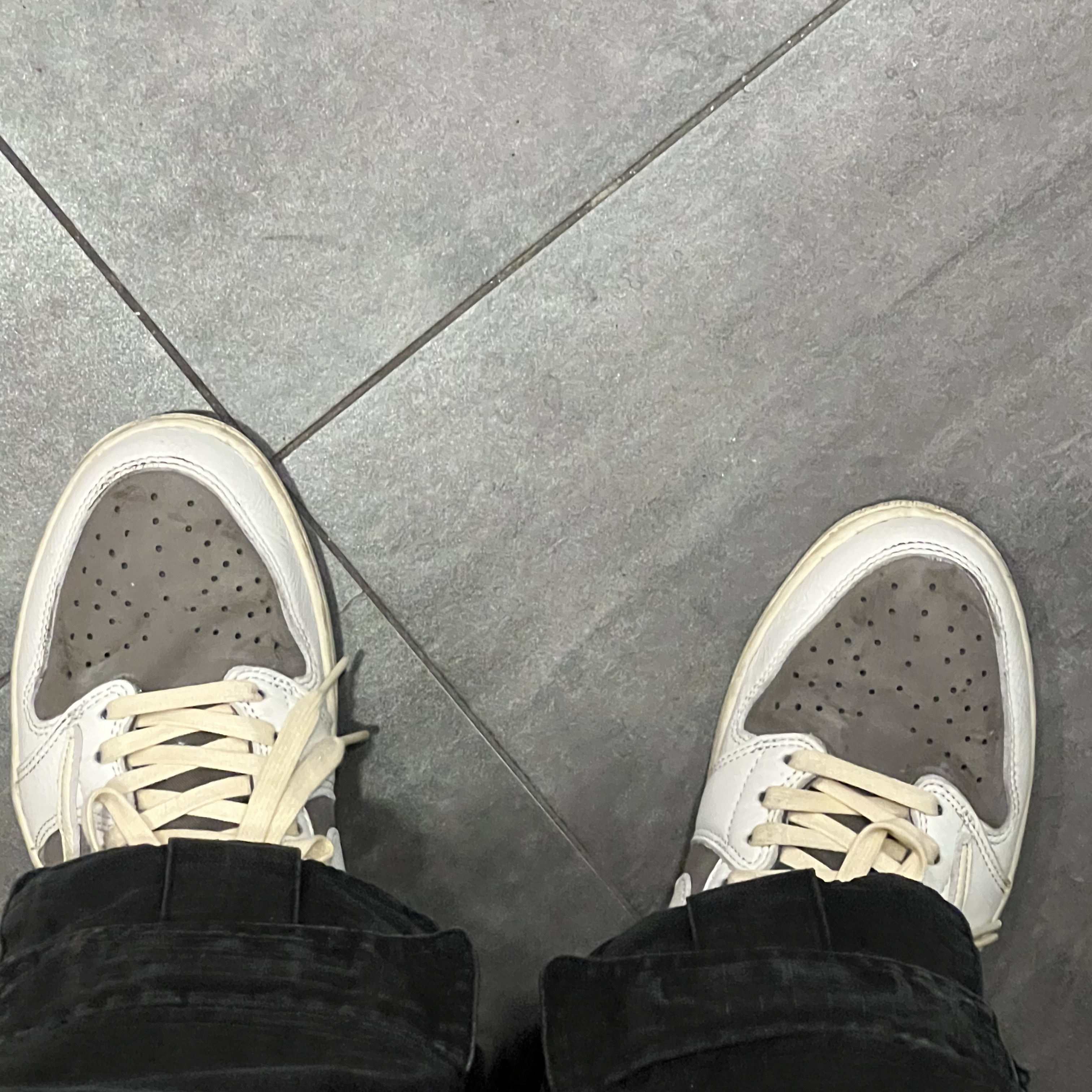 Jordan 1 x Travis Scott Retro Low OG SP Sail and Ridgerock, Undermycar Chiva Vintage Coating Multi Cargo Pants Irochi - 23SS 착용 스타일