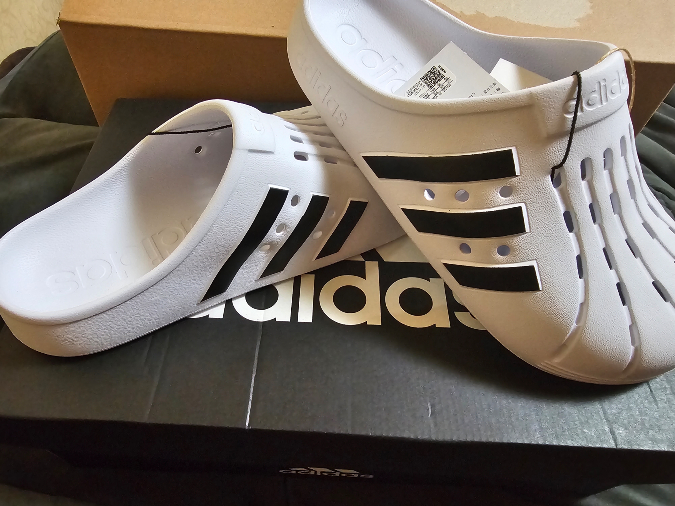 Adidas Adilette Clog White Black 착용 스타일 - 2