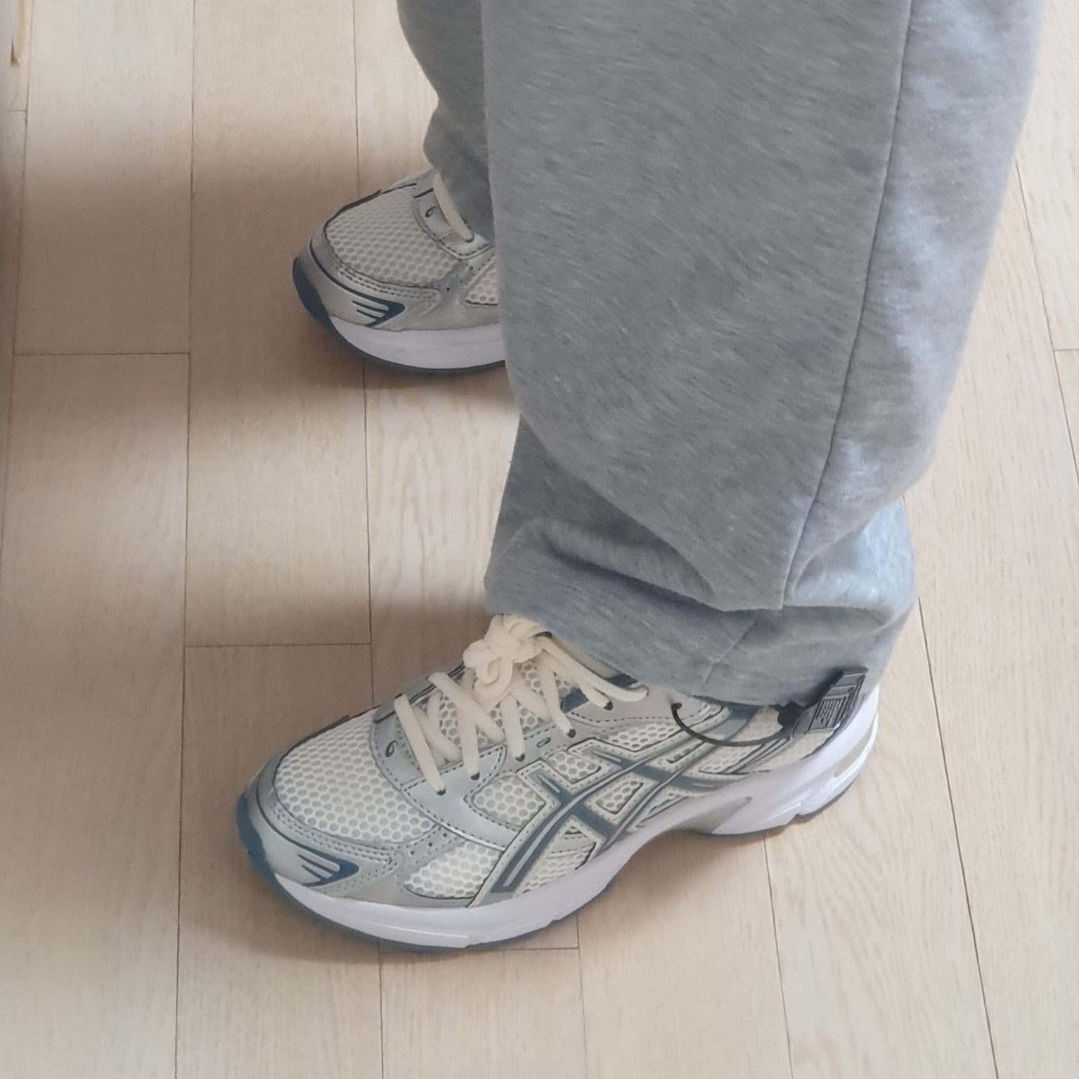 Asics Gel-1130 Cream Ironclad 착용 스타일 - 2