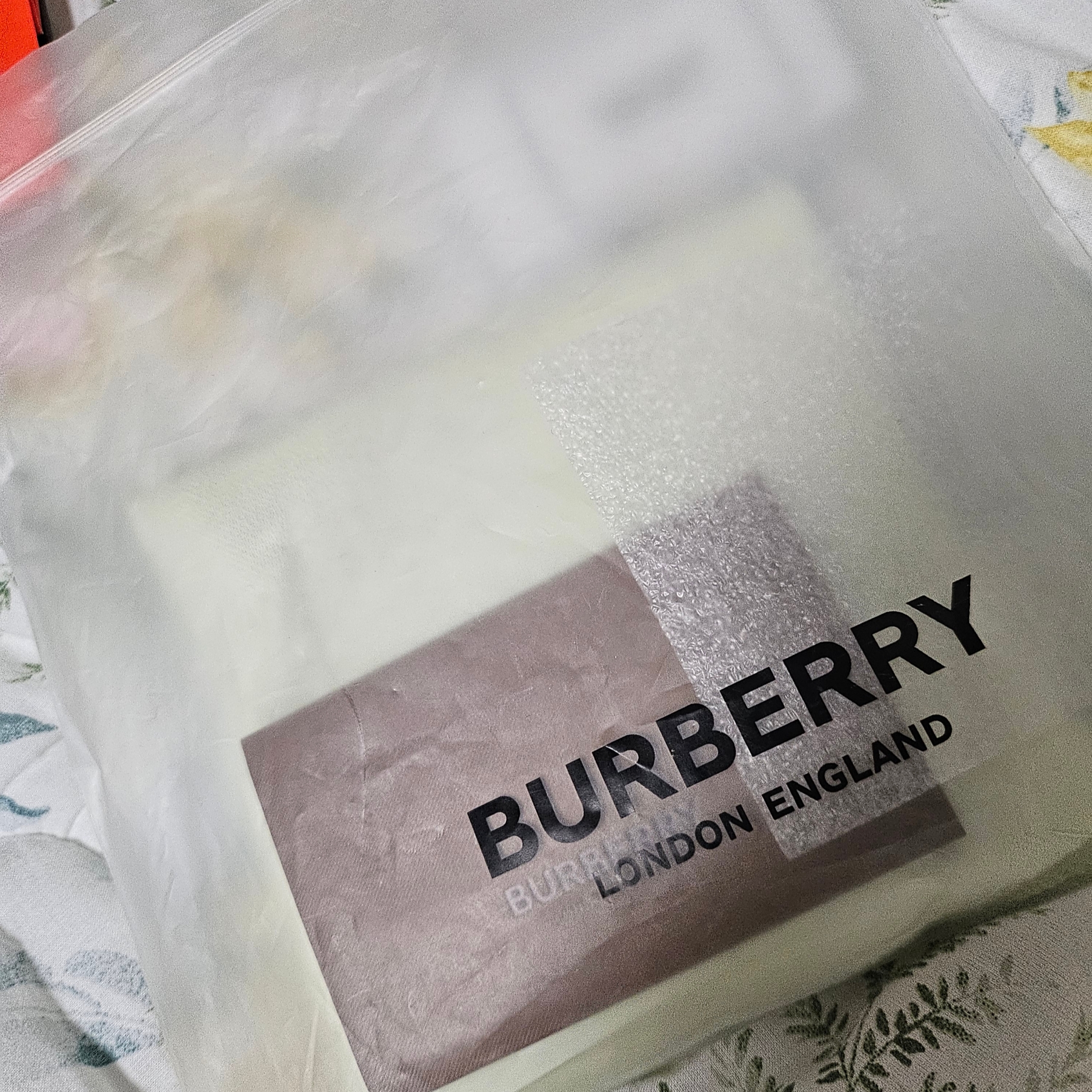 Burberry Vintage Check and Leather Slim Bifold Wallet Archive Beige 착용 스타일 - 3