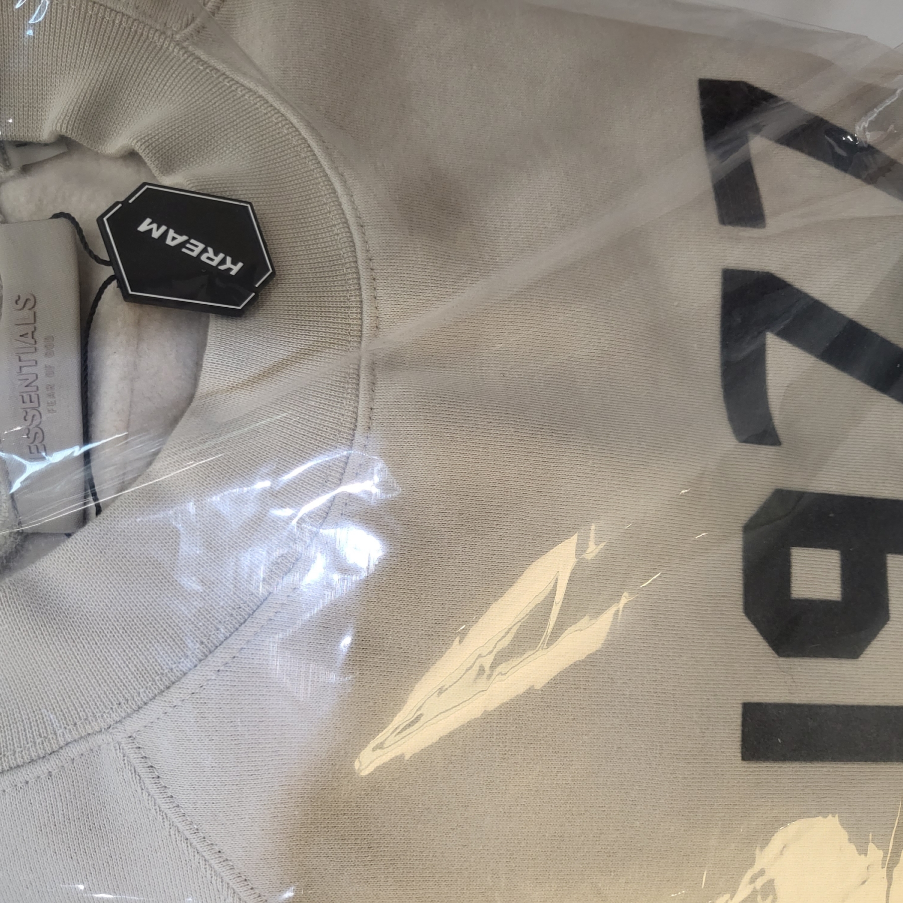 Essentials 1977 Crewneck Sweatshirt Wheat - 22SS 착용 스타일 - 1