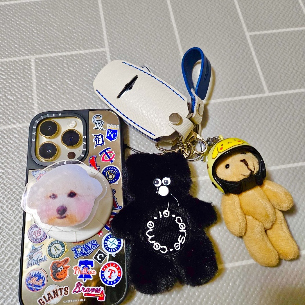 Monamhee x 10 Corso Como Bianco Phone Strap Black 착용 스타일