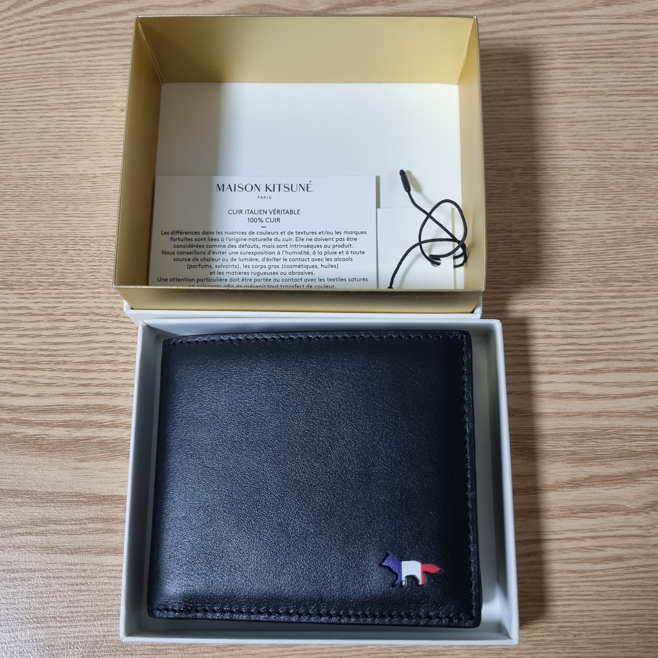 Maison Kitsune Tricolor Fox Compact Bifold Wallet Black 착용 스타일 - 2