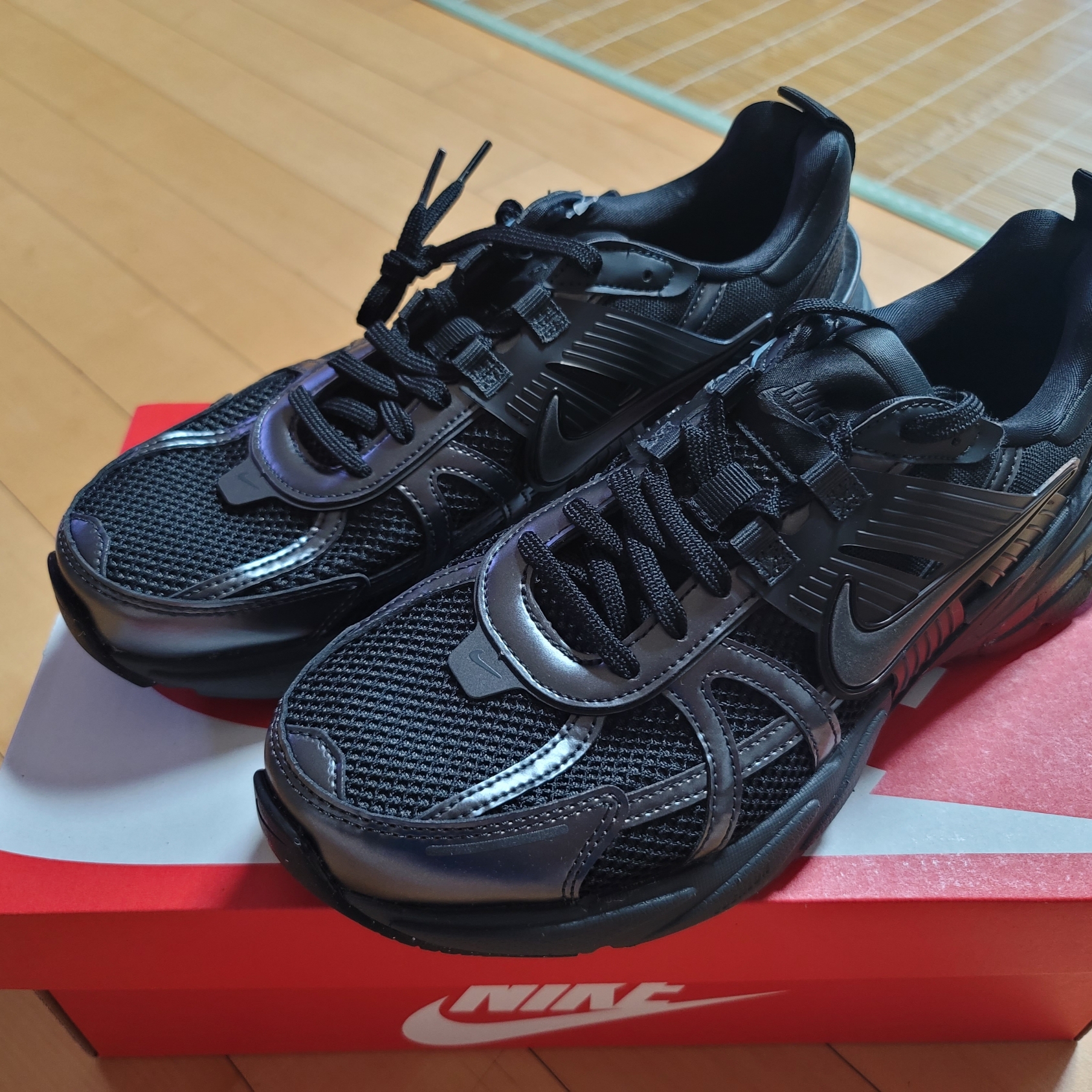 Nike V2K Run Black Anthracite 착용 스타일 - 2