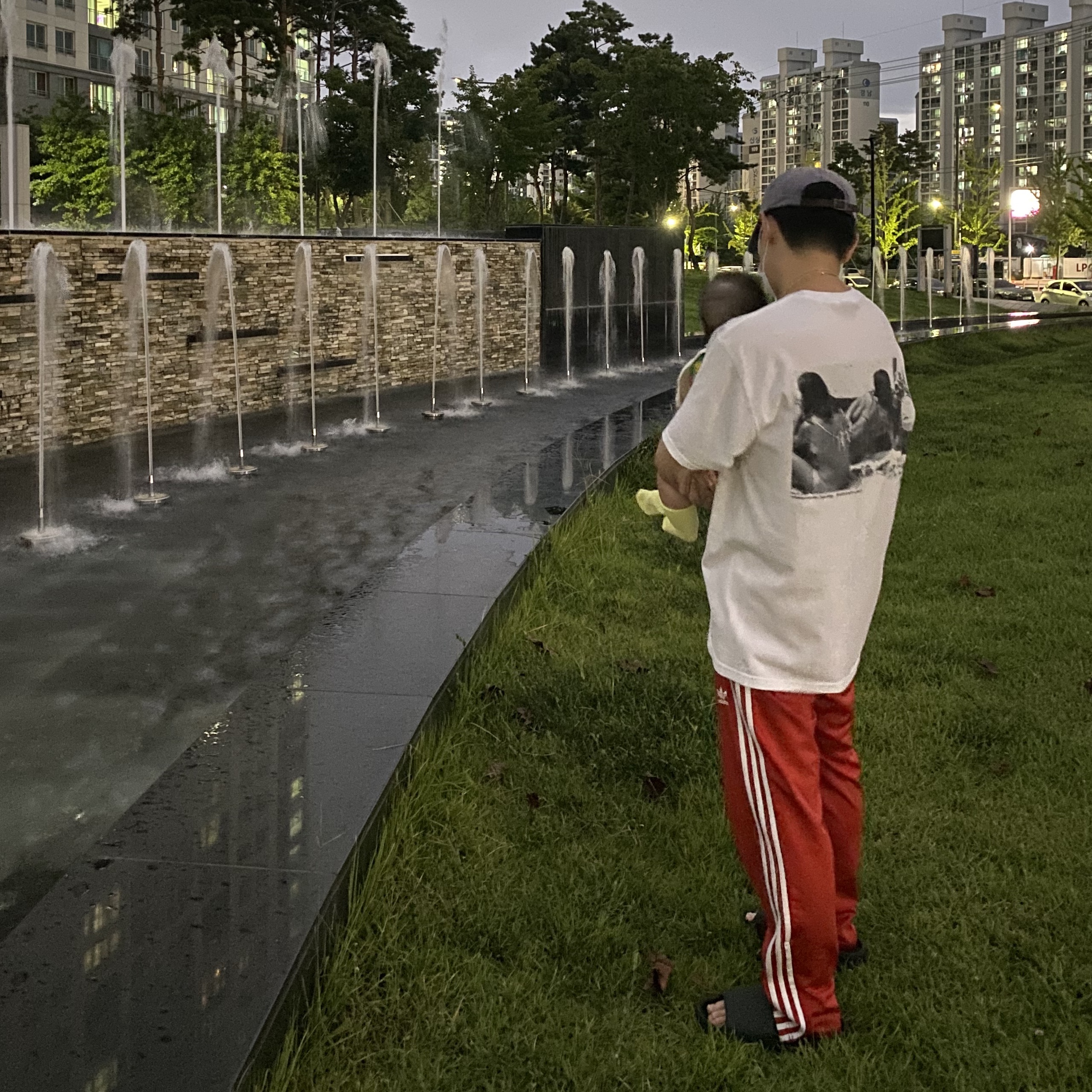 Stussy California '68 T-Shirt White, Adidas Yeezy Slide Onyx 착용 스타일