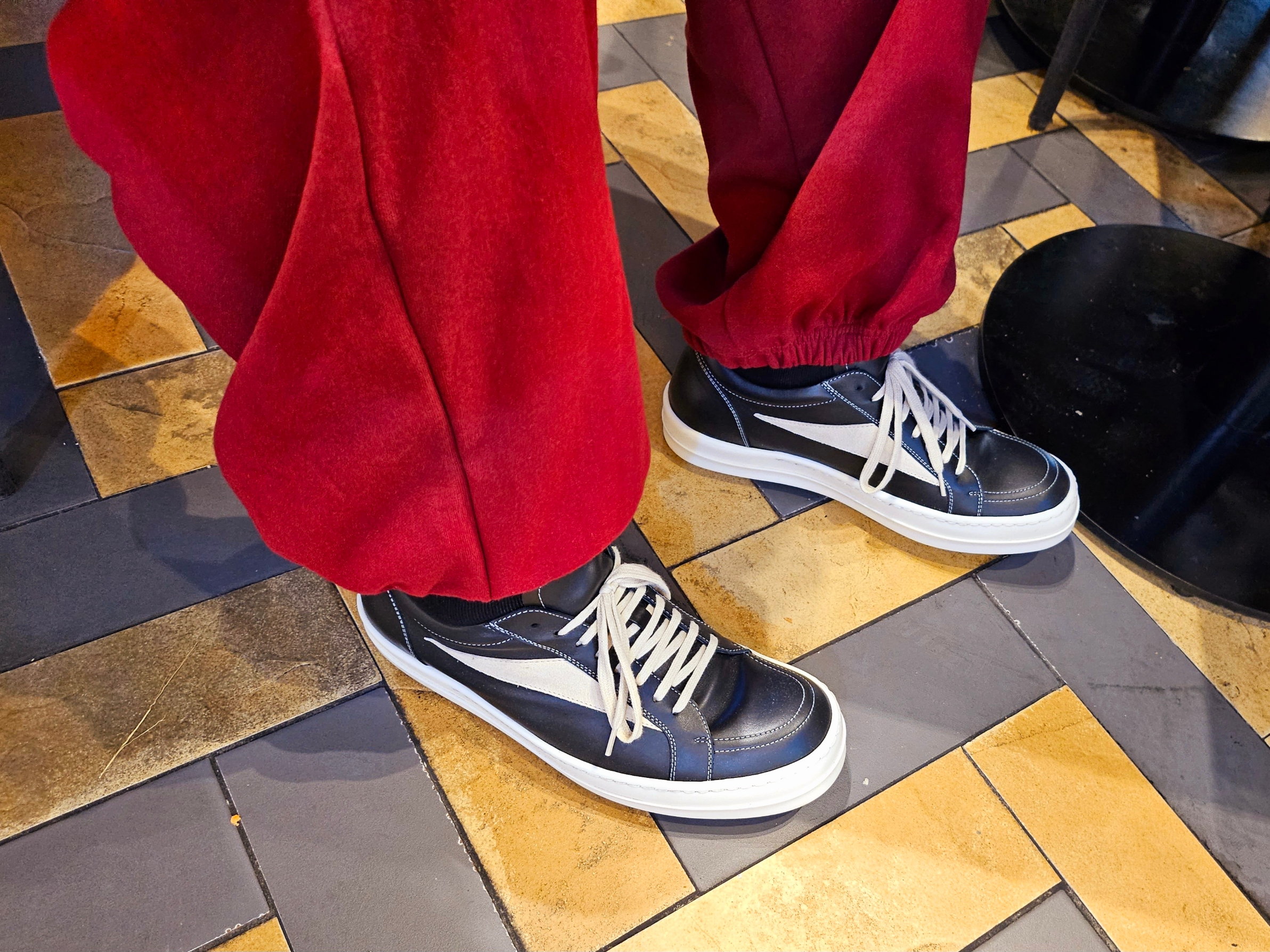 Rick Owens Luxor Vintage Sneakers Black Milk 착용 스타일 - 1