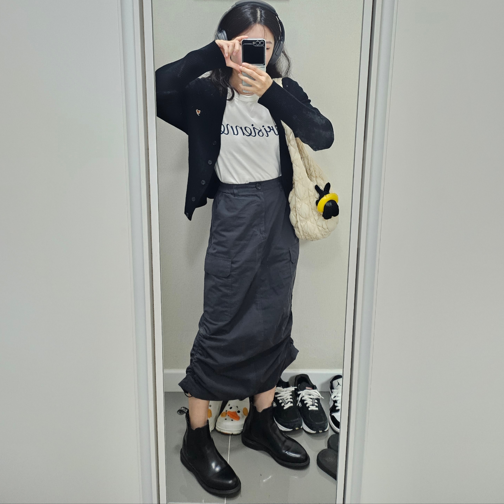 (W) Maison Kitsune Parisienne Classic T-Shirt Grey Melange, (W) Maison Kitsune Baby Fox Patch Fitted V-Neck Cardigan Black 착용 스타일