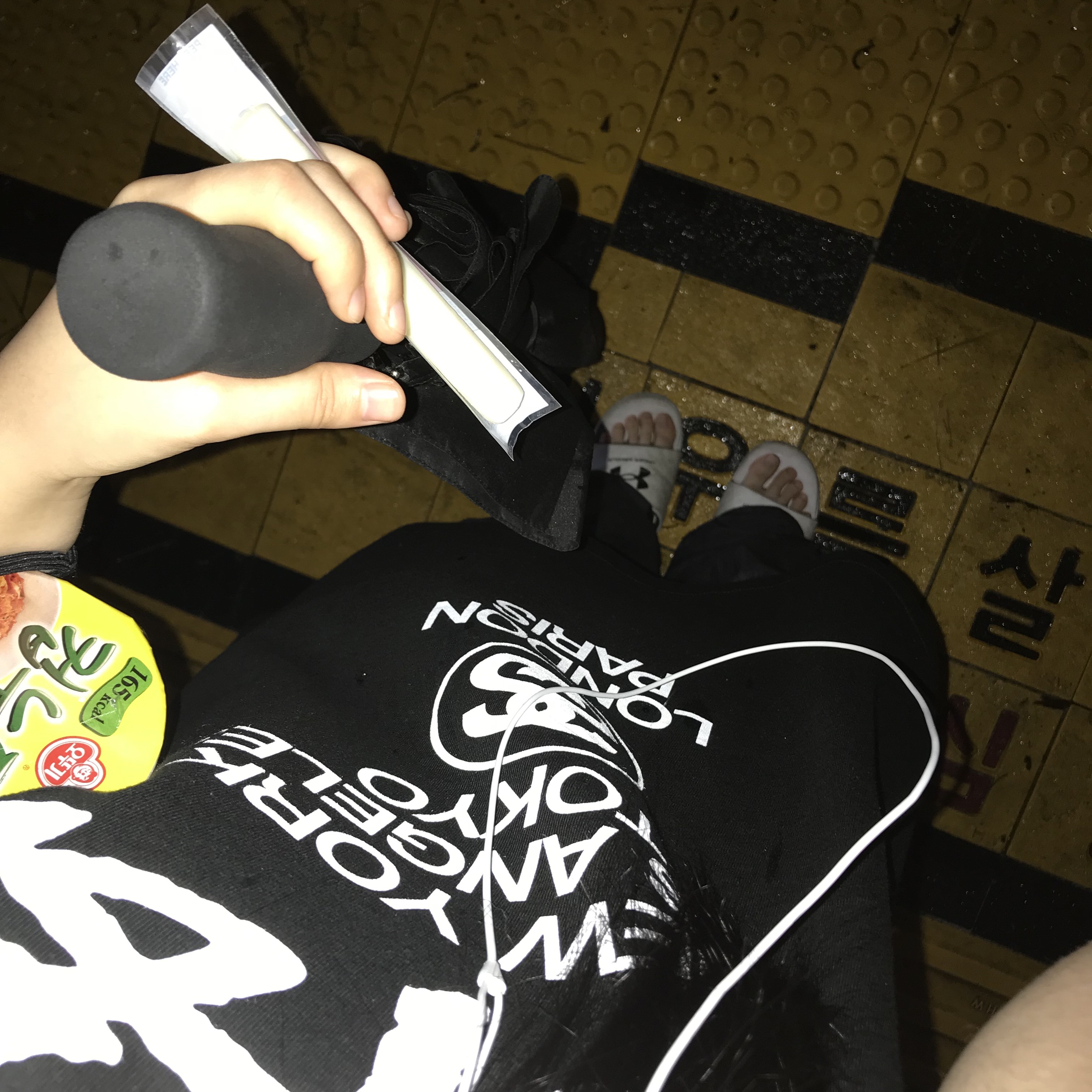 Stussy World Tour T-Shirt Black 착용 스타일 - 1