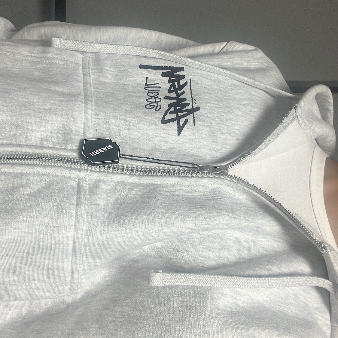 Stussy Stock Seoul Zip Hood Ash Heather 2023 착용 스타일