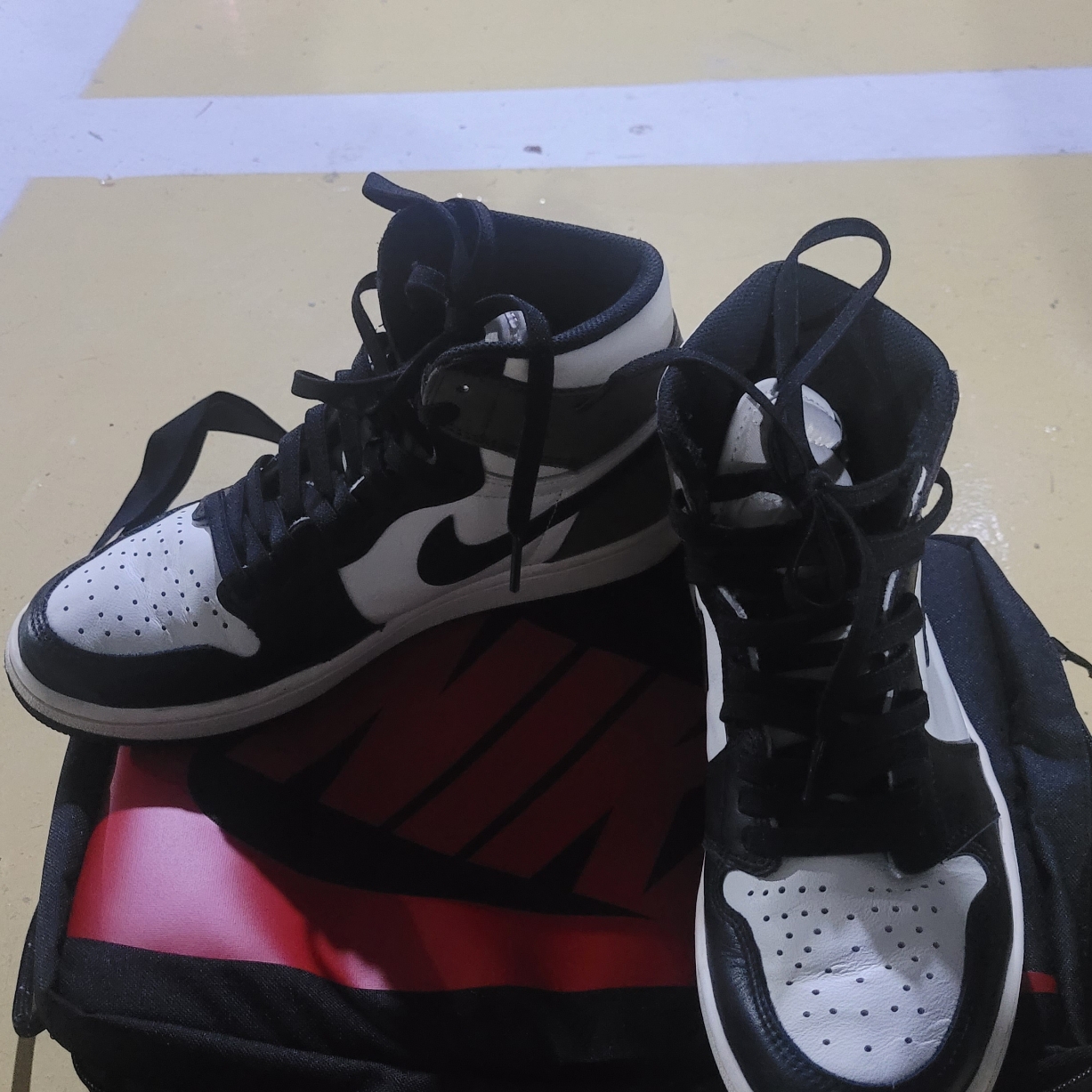 Jordan 1 Retro High OG Black Mocha 착용 스타일