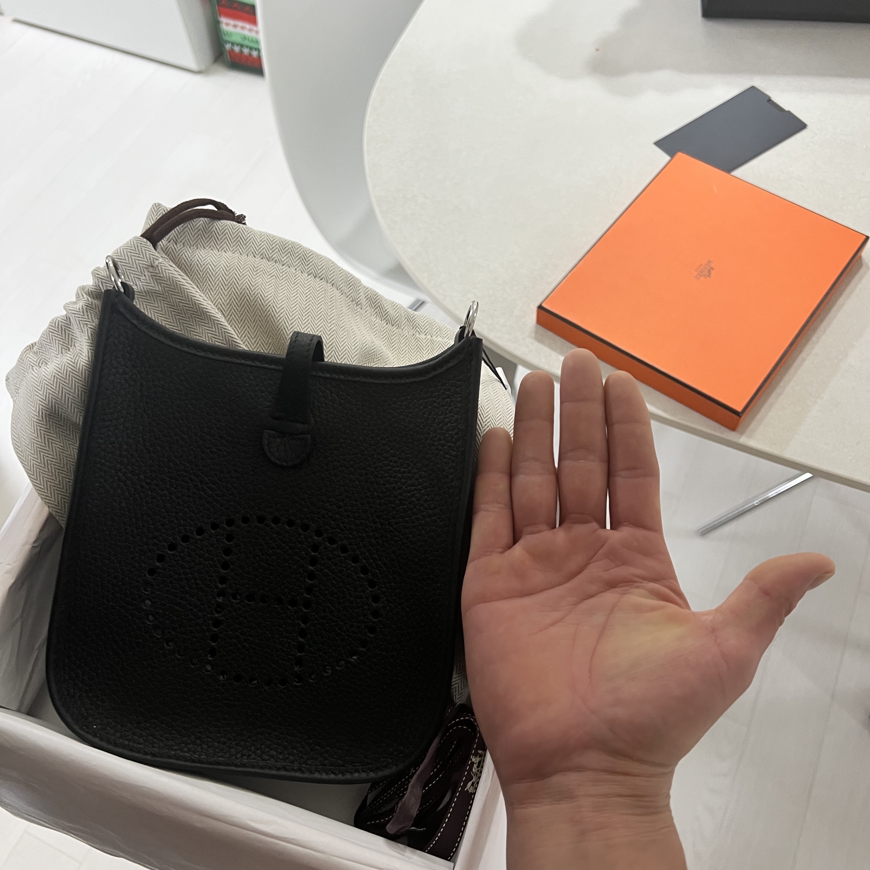 Hermes Evelyne 16 Amazone Bag Clemence & Palladium Noir, Hermes Evelyne 16 Amazone Bag Clemence & Gold Noir 착용 스타일 - 1