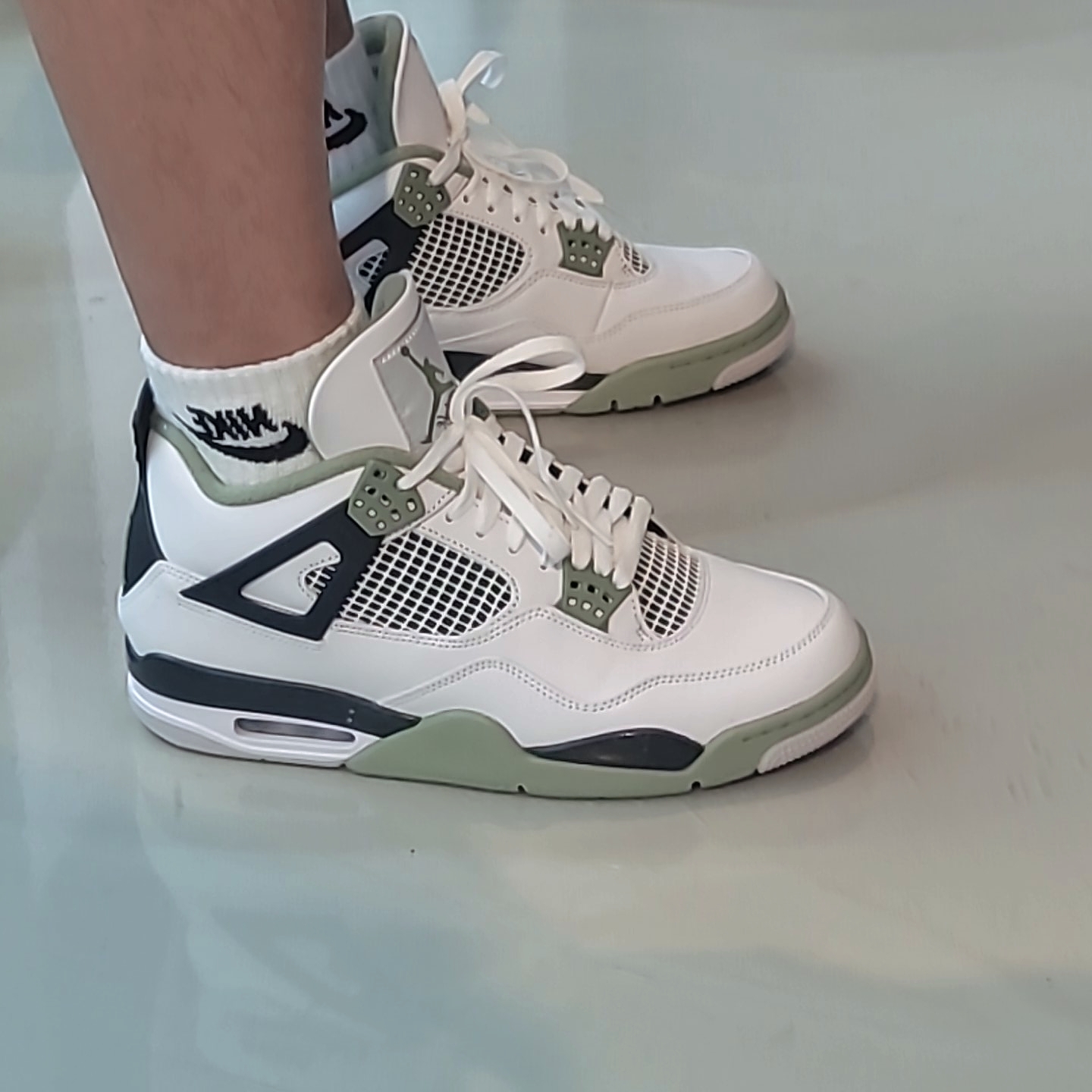(W) Jordan 4 Retro Oil Green 착용 스타일