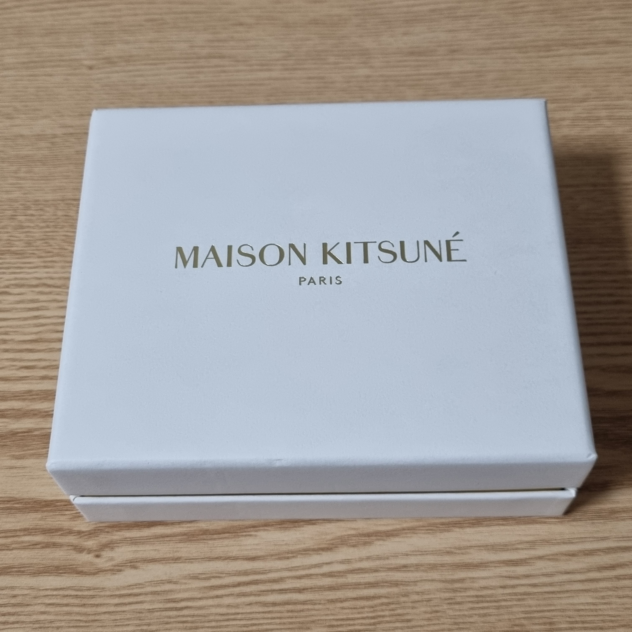 Maison Kitsune Tricolor Fox Compact Bifold Wallet Black 착용 스타일 - 1