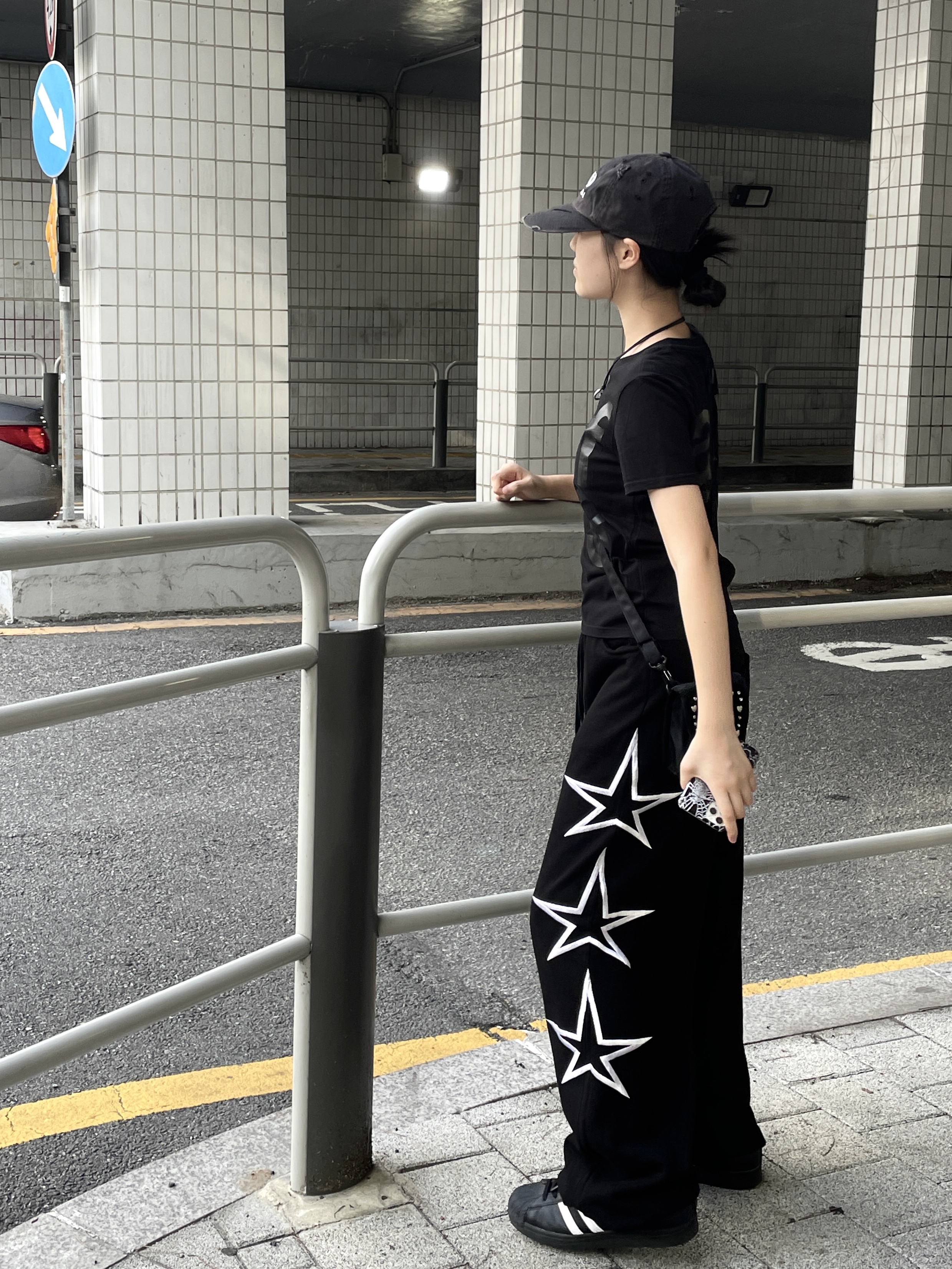 Adidas Superstar Core Black White, [KREAM 단독] Safarispot 1/2 Basic Safari T-Shirt Black 착용 스타일 - 1