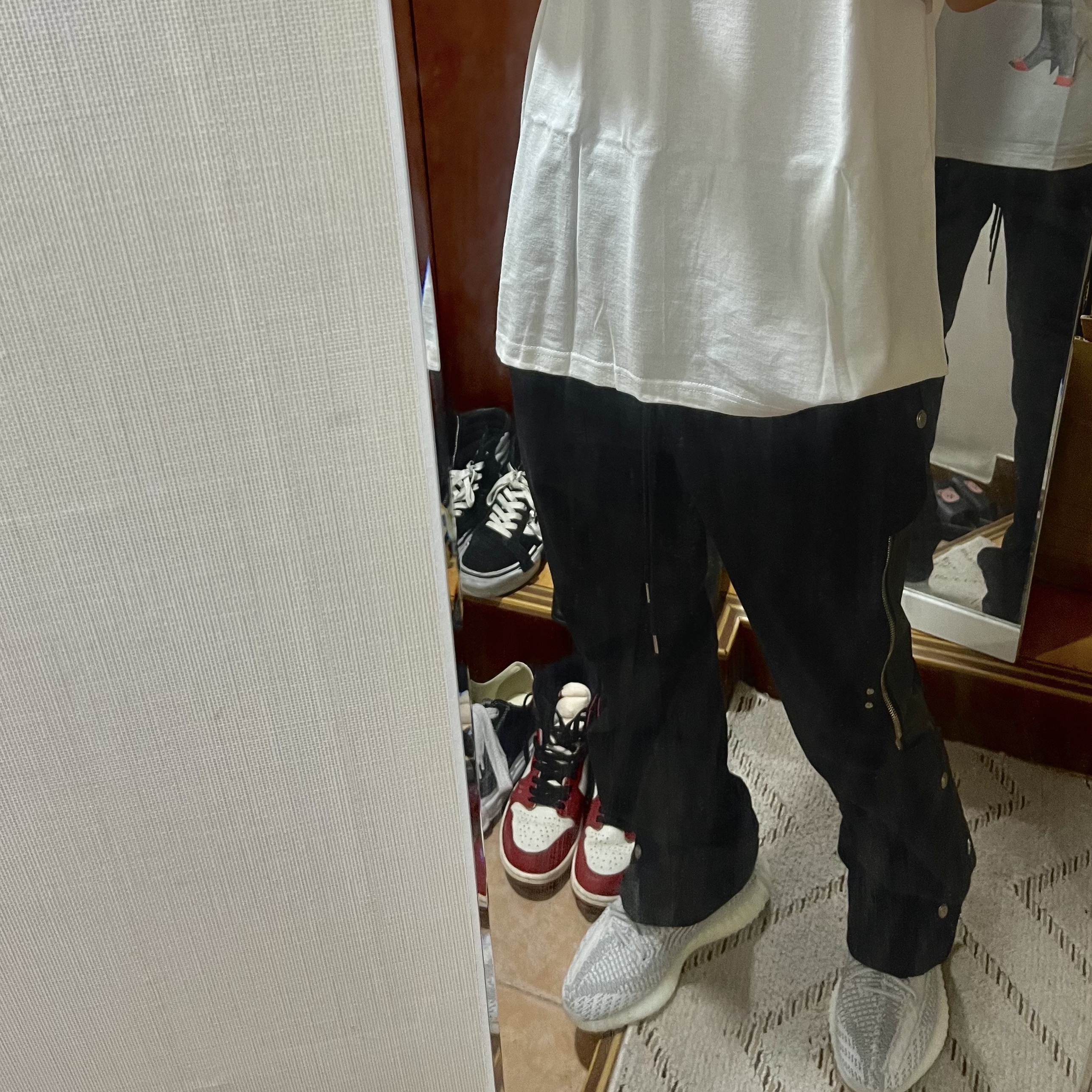 Adidas Yeezy Boost 350 V2 Static 2023, Stussy Skate Tough T-Shirt White 착용 스타일 - 2