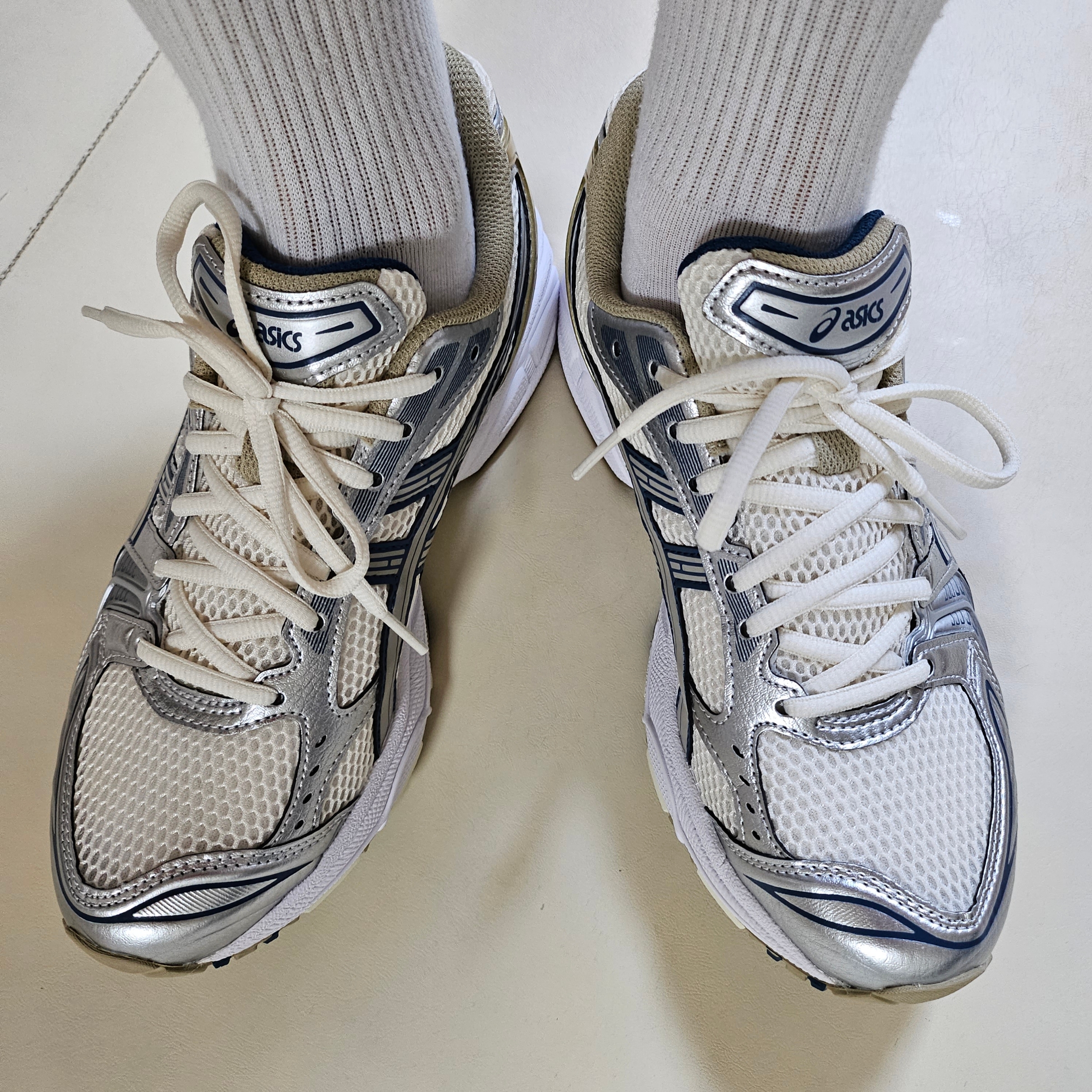 Asics Gel-Kayano 14 Cream Pure Silver 착용 스타일 - 3