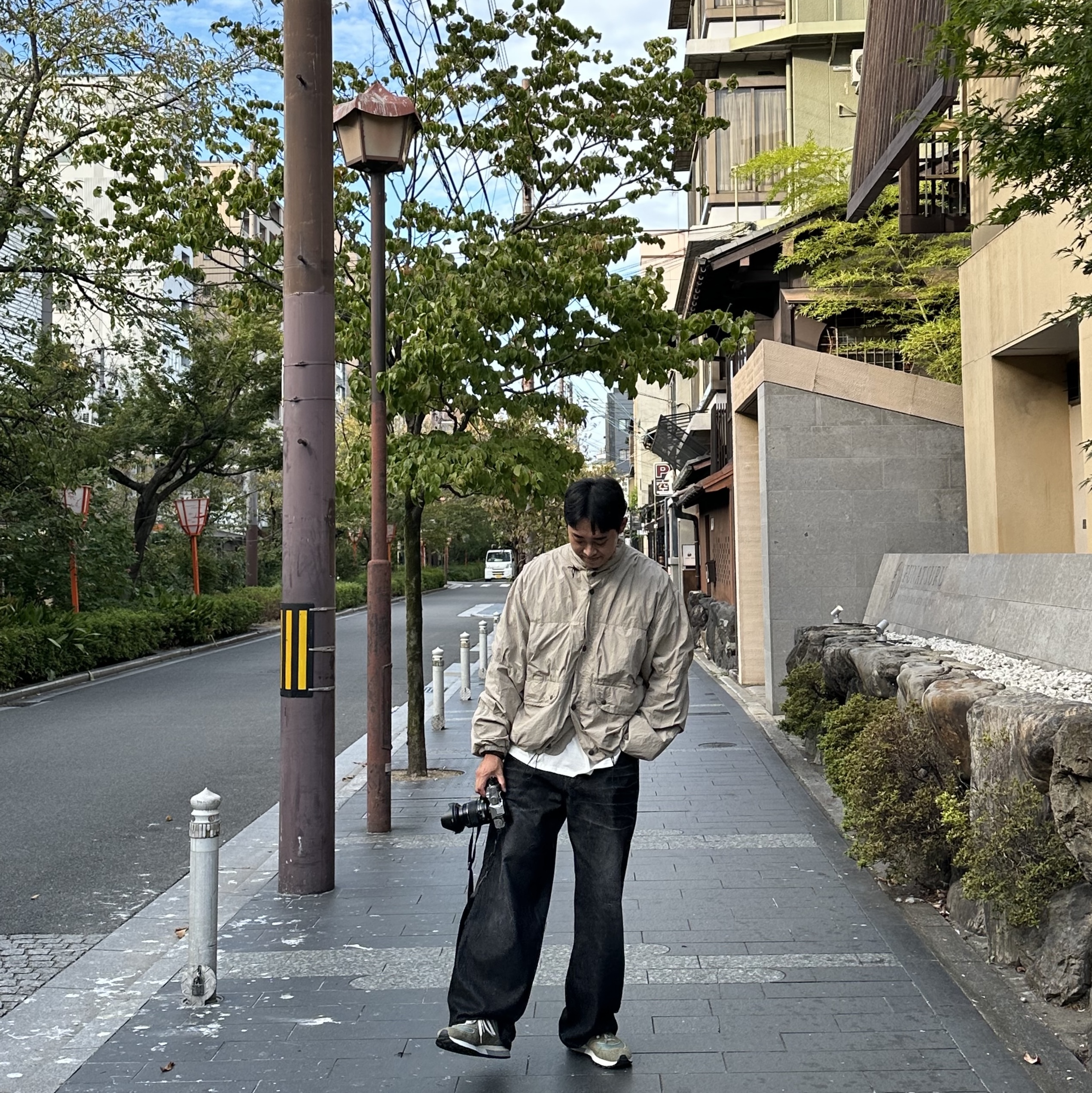 Our Legacy Exhale Puffa Parachute Poplin Metallic Sand, [KREAM 단독] OMO Loosing Denim Pants Washed Black 착용 스타일