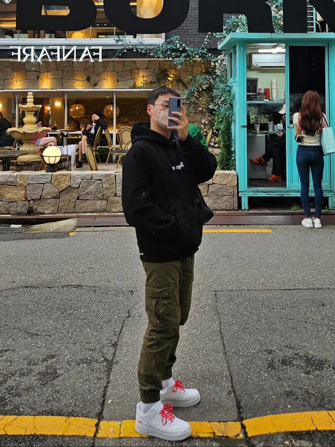 Supreme Seoul Box Logo Hooded Sweatshirt Black - 23FW, Nike x Supreme Air Force 1 Low White 착용 스타일 - 1