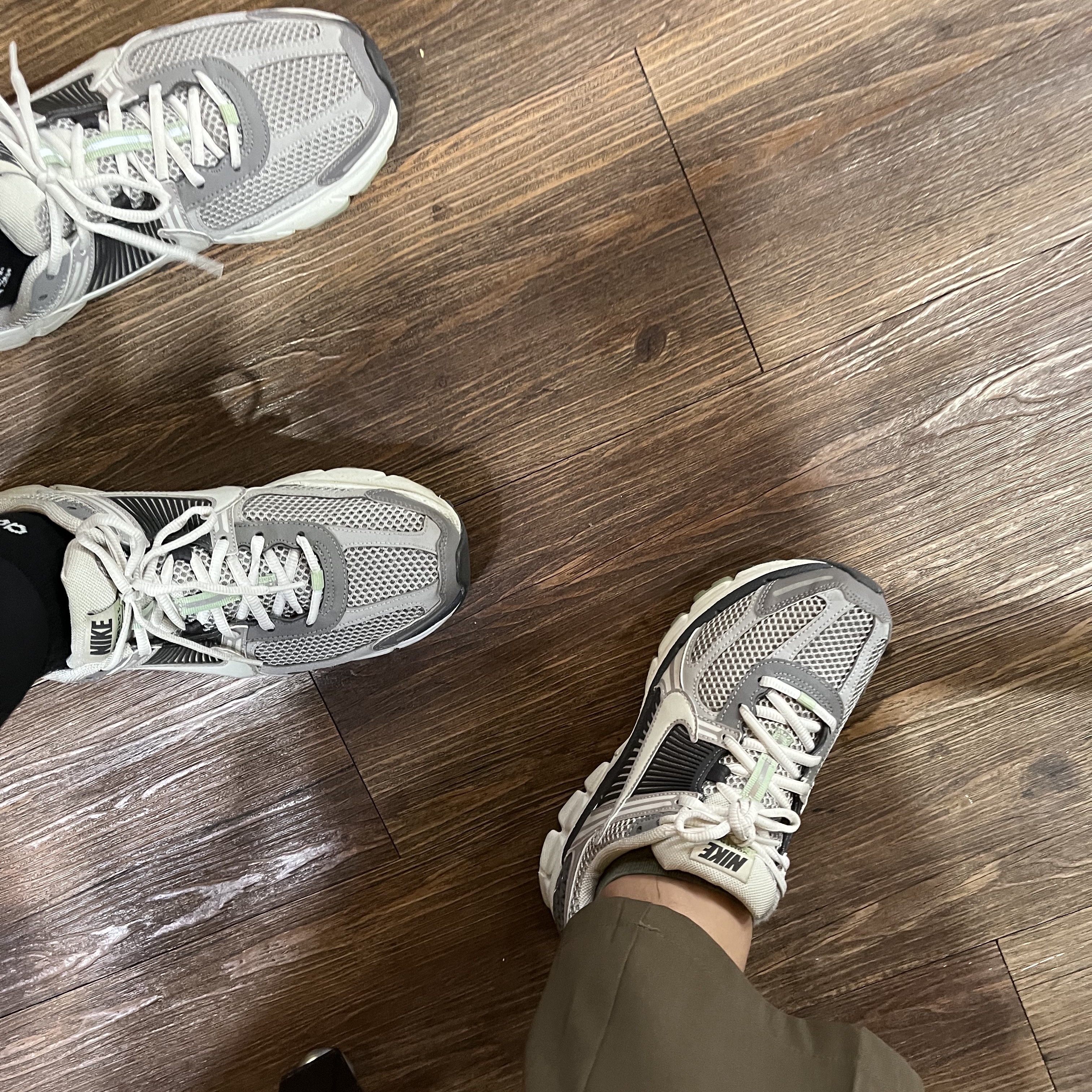 (W) Nike Zoom Vomero 5 Cobblestone and Flat Pewter 착용 스타일