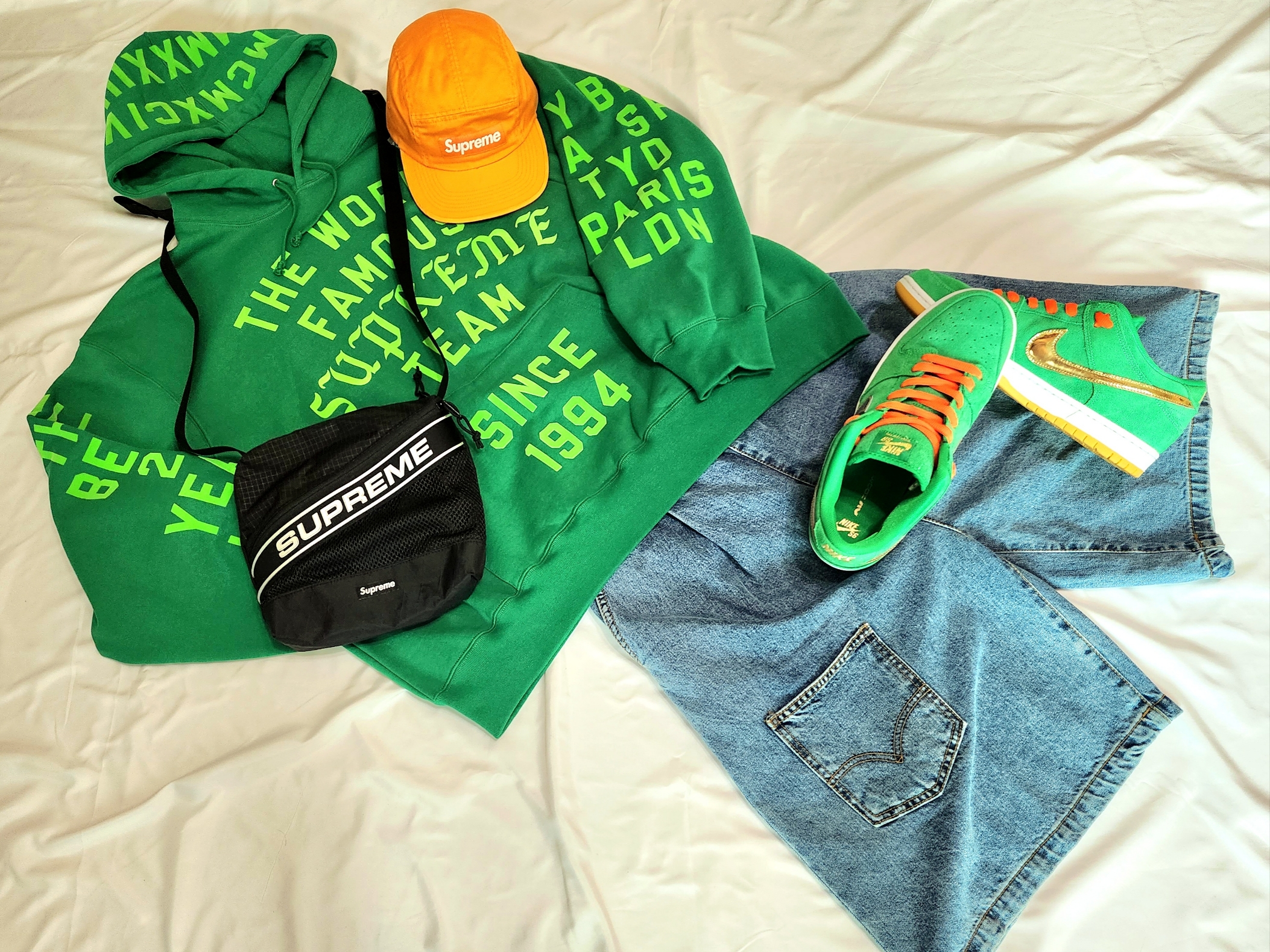 Supreme Team Flocked Hooded Sweatshirt Green - 23SS, Supreme Washed Chino Twill Camp Cap Light Orange - 23FW 착용 스타일 - 1