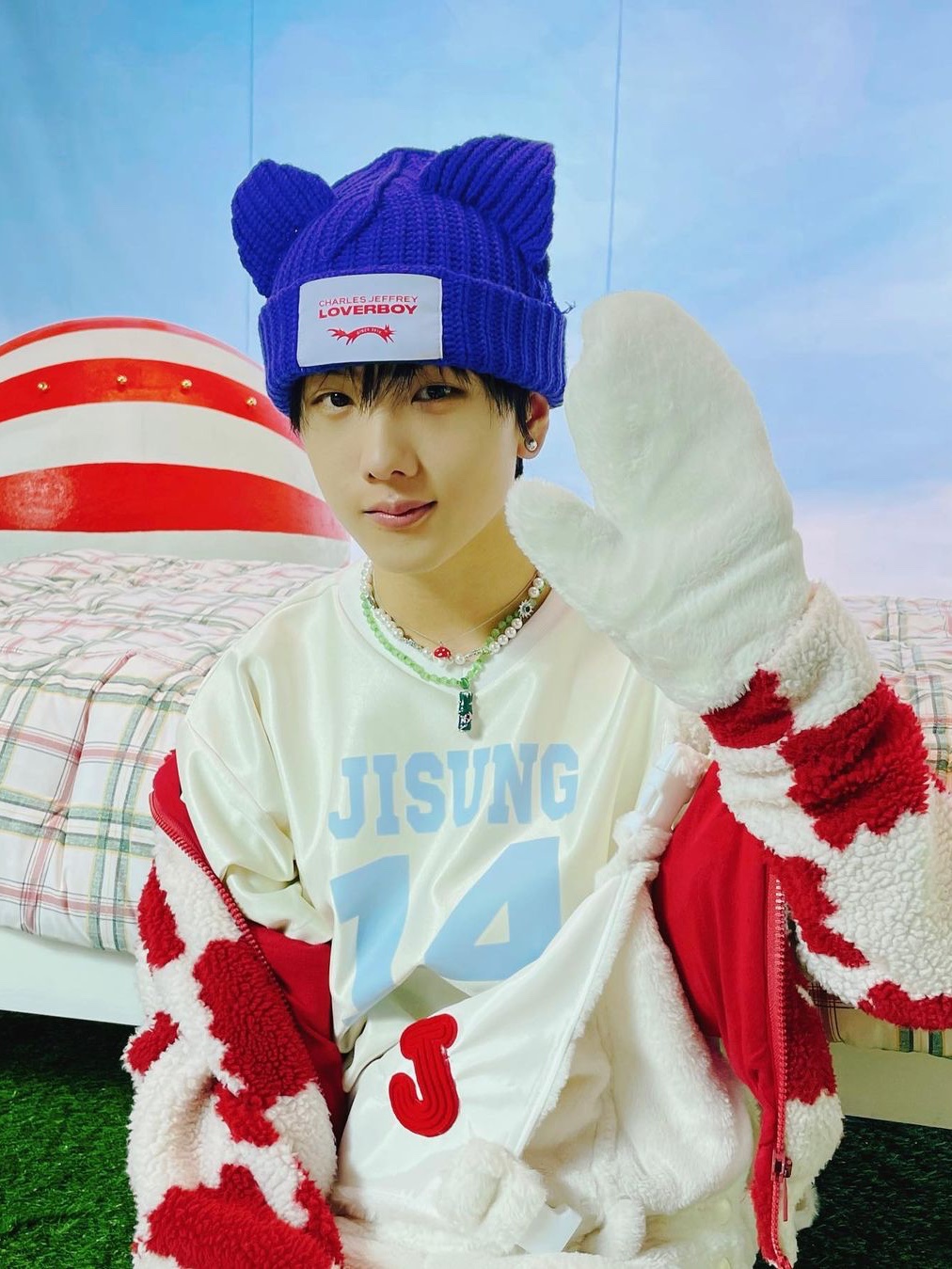 Charles Jeffrey Loverboy Chunky Ears Beanie Blue, Louis Vuitton x Nigo Jacquard Damier Fleece Blouson Garnet Red 착용 스타일