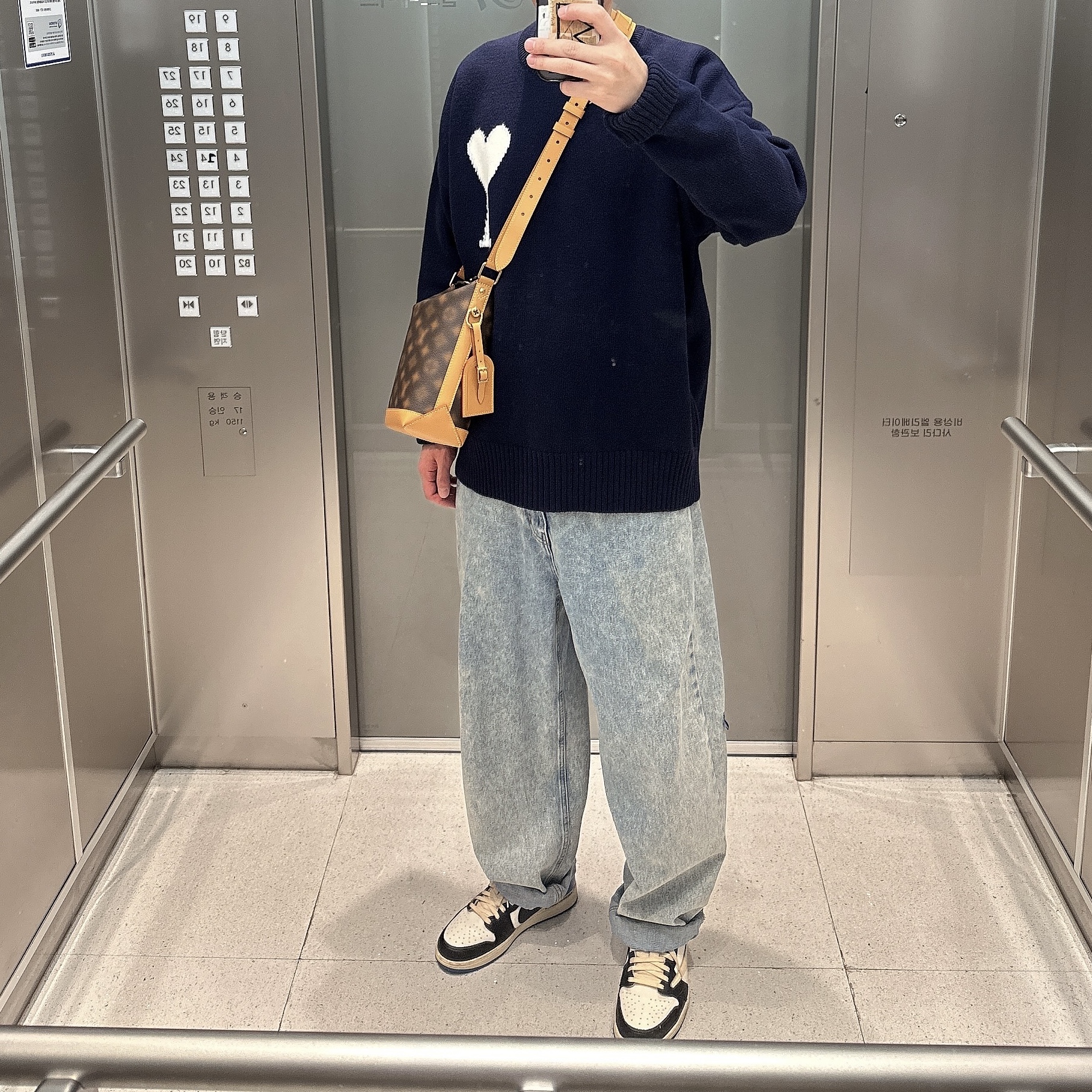 AMI de Coeur Oversize Intarsia Sweater Nautic Blue White, Jordan 1 x Travis Scott x Fragment Retro Low OG SP Military Blue 착용 스타일 - 1
