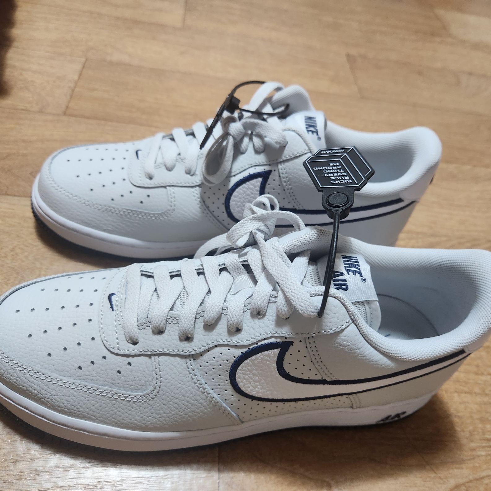 Nike Air Force 1 '07 Photon Dust White, (W) Nike Air Max SC SE Sail Pink Oxford 착용 스타일