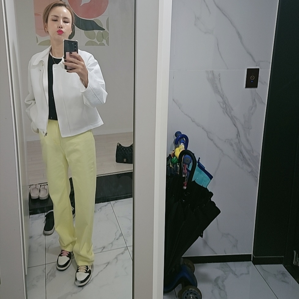 Chanel Hobo Bag Shiny Crumpled Calfskin & Gold Black, Jordan 1 x Travis Scott x Fragment Retro Low OG SP Military Blue 착용 스타일 - 1