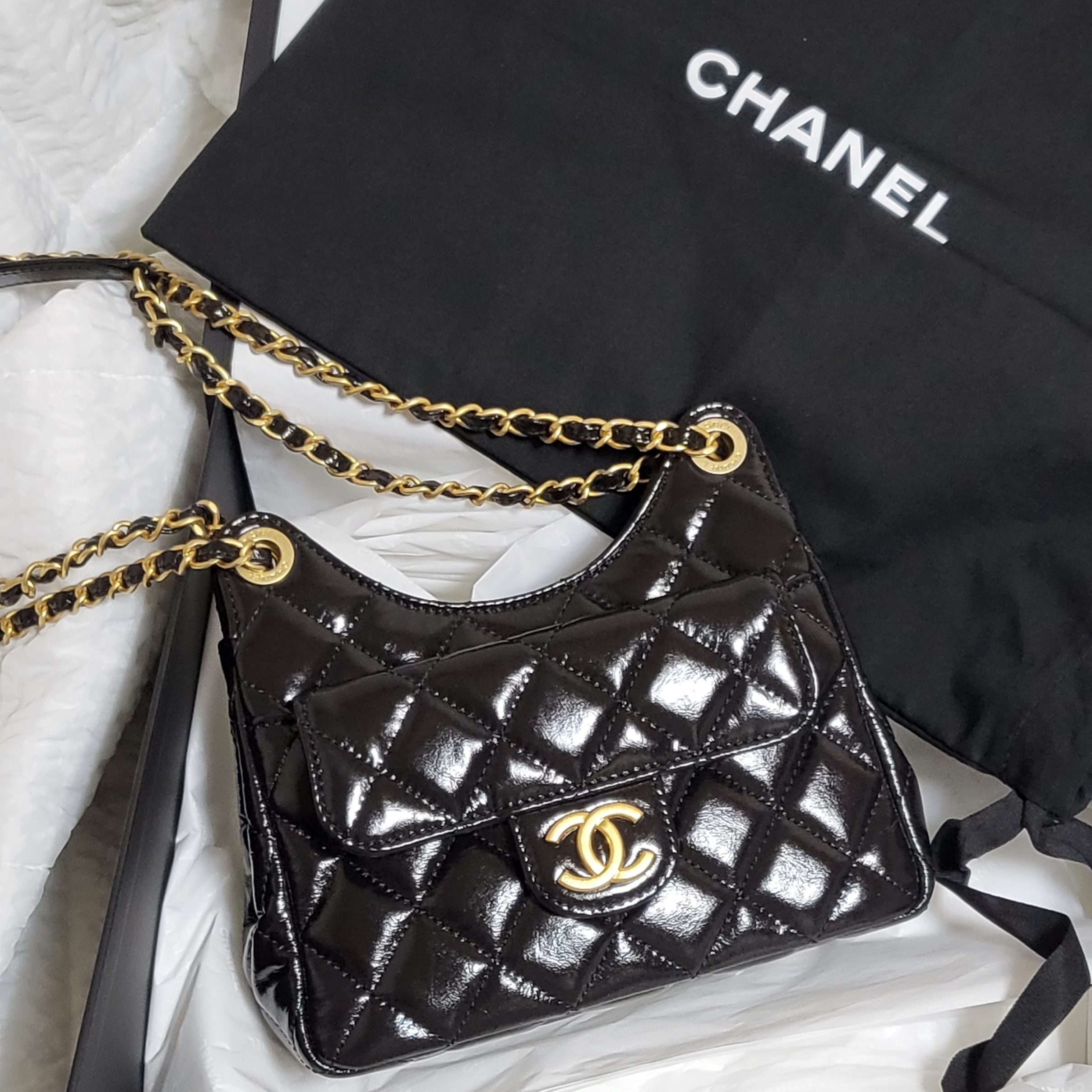 Chanel Small Hobo Bag Shiny Crumpled Calfskin & Gold Black 착용 스타일 - 2