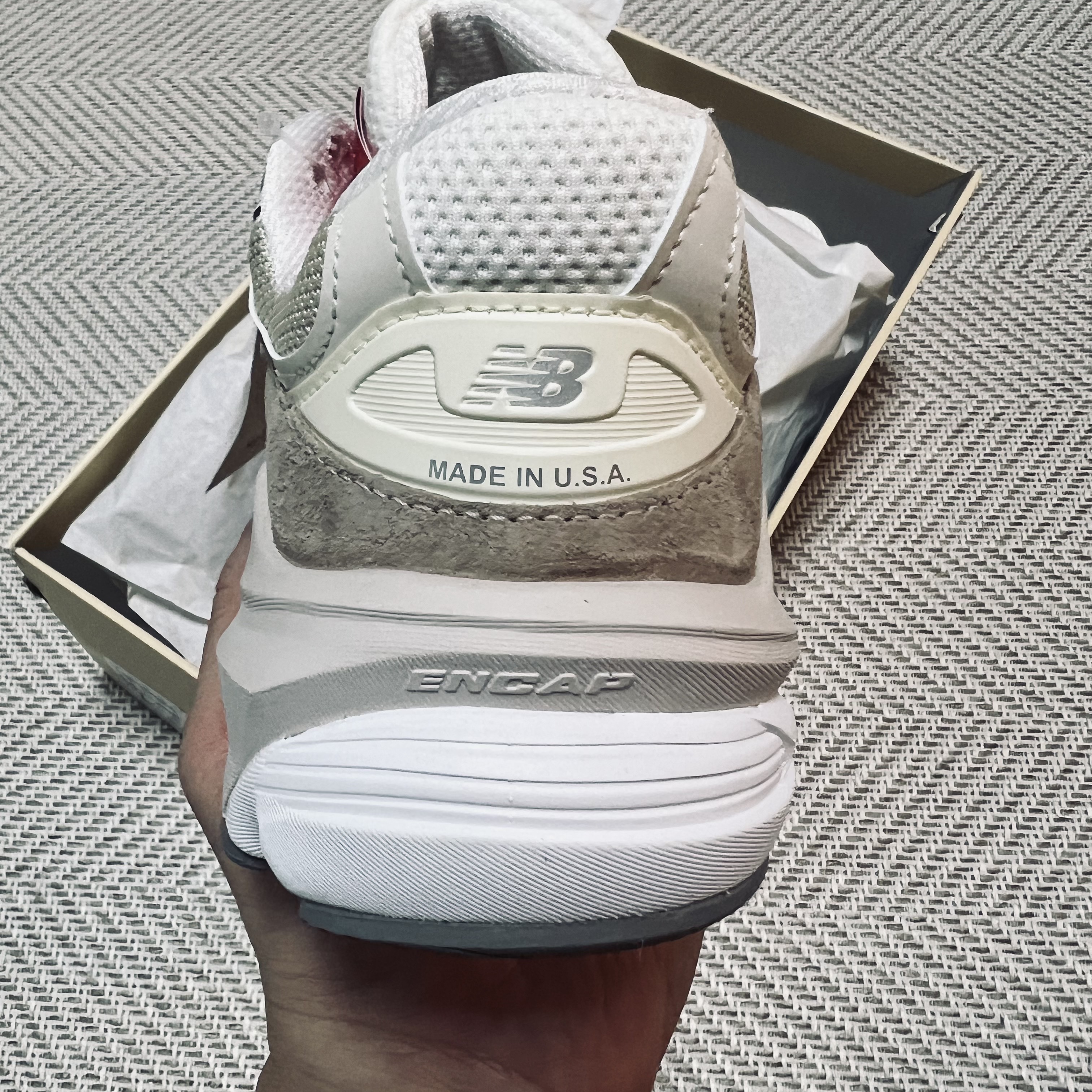 New Balance 990v6 Made in USA Cream Mindful Grey 착용 스타일 - 2
