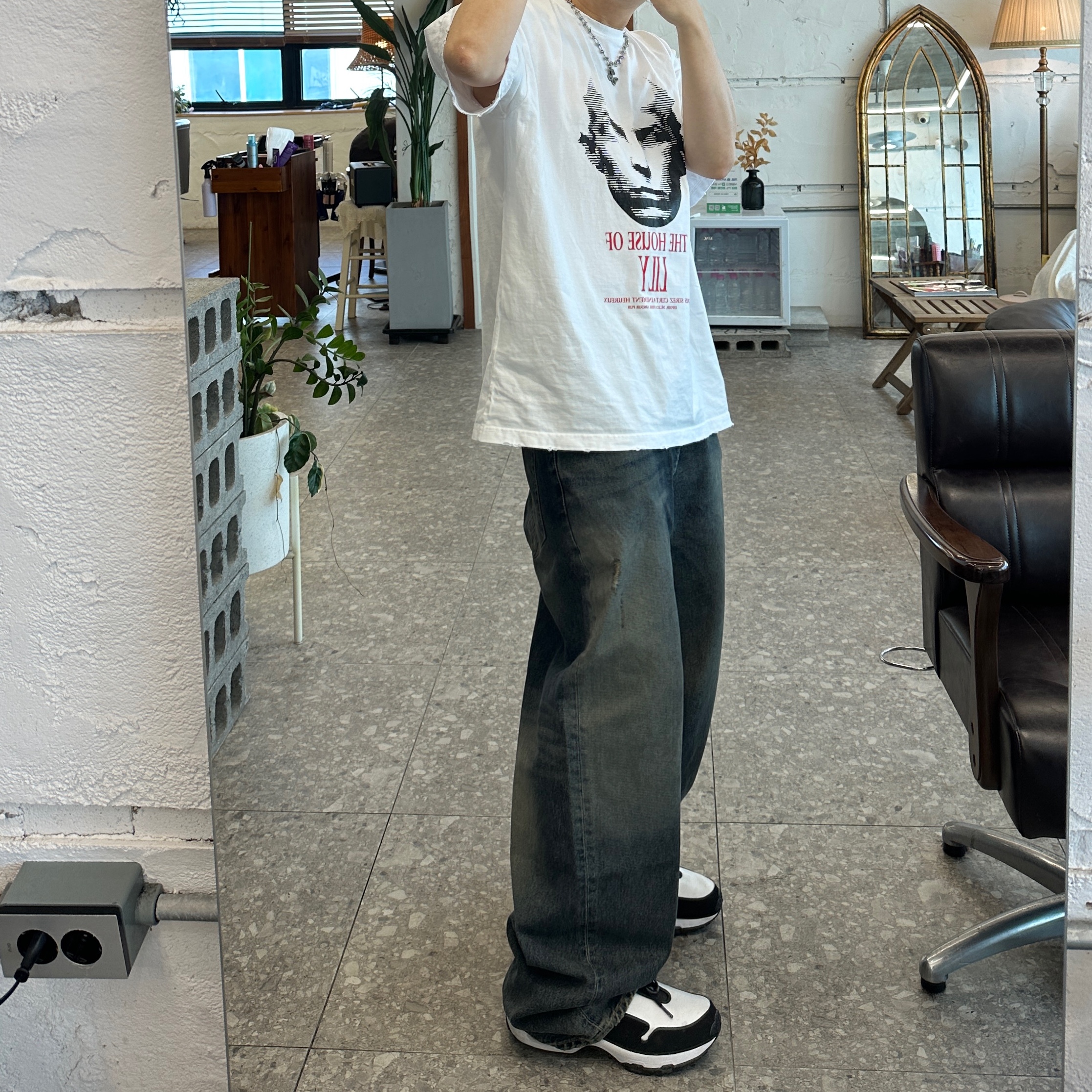 Undermycar Iek Hand Brush Washed Wide Jeans Corrosion Blue - 23FW, Undermycar House of Lily Graphic T-Shirt White - 23SS 착용 스타일 - 2