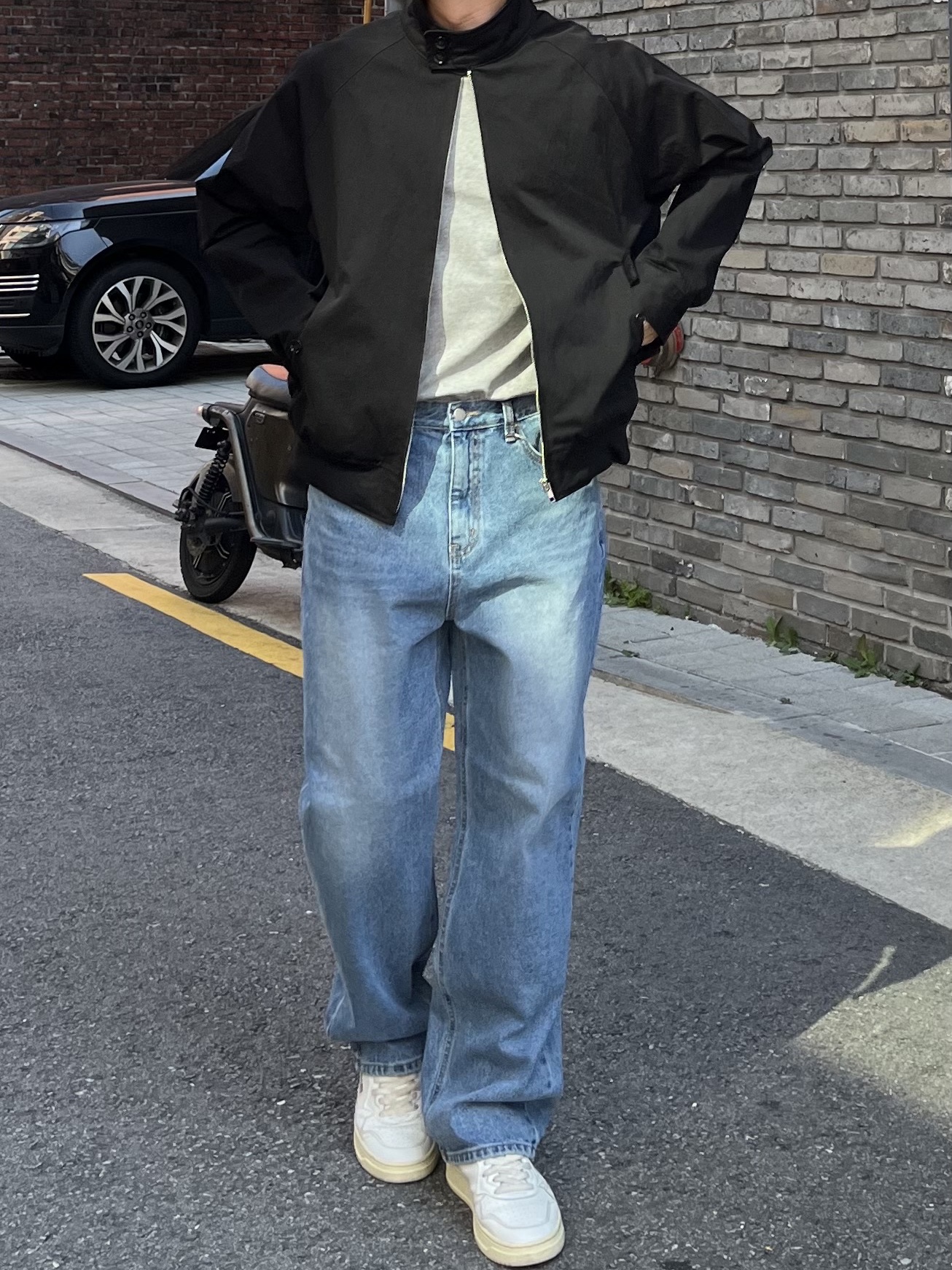 Autry Medalist Low Leather Sneakers White 착용 스타일 - 3