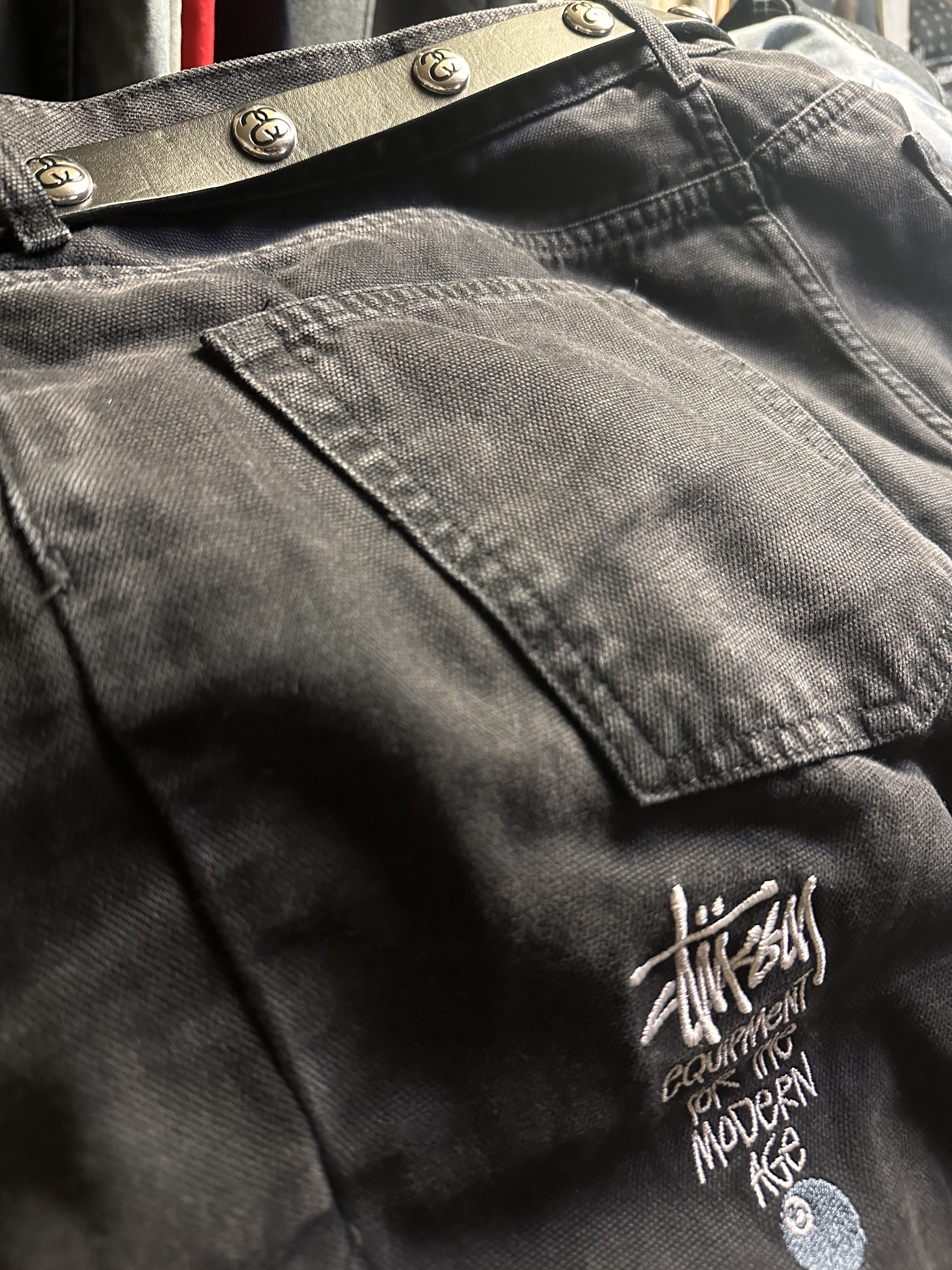 Stussy Washed Canvas Big OL' Jean Black, Stussy SS Link Studded Belt Black 착용 스타일