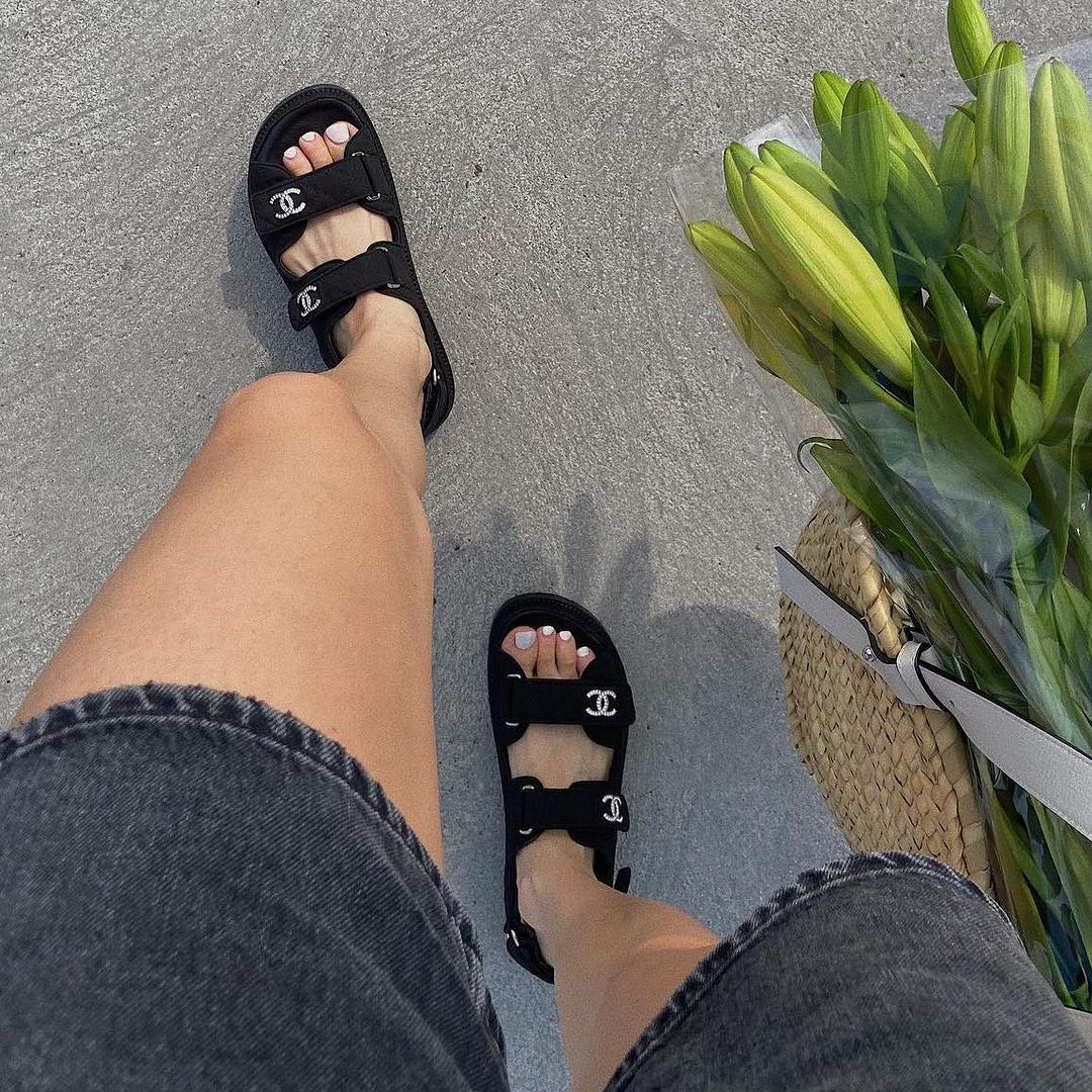 (W) Chanel Sandals Grained Calfskin & Black 착용 스타일 - 4