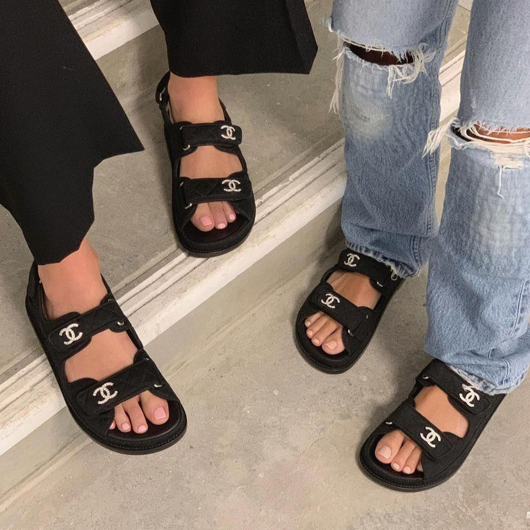 (W) Chanel Sandals Grained Calfskin & Black 착용 스타일 - 3