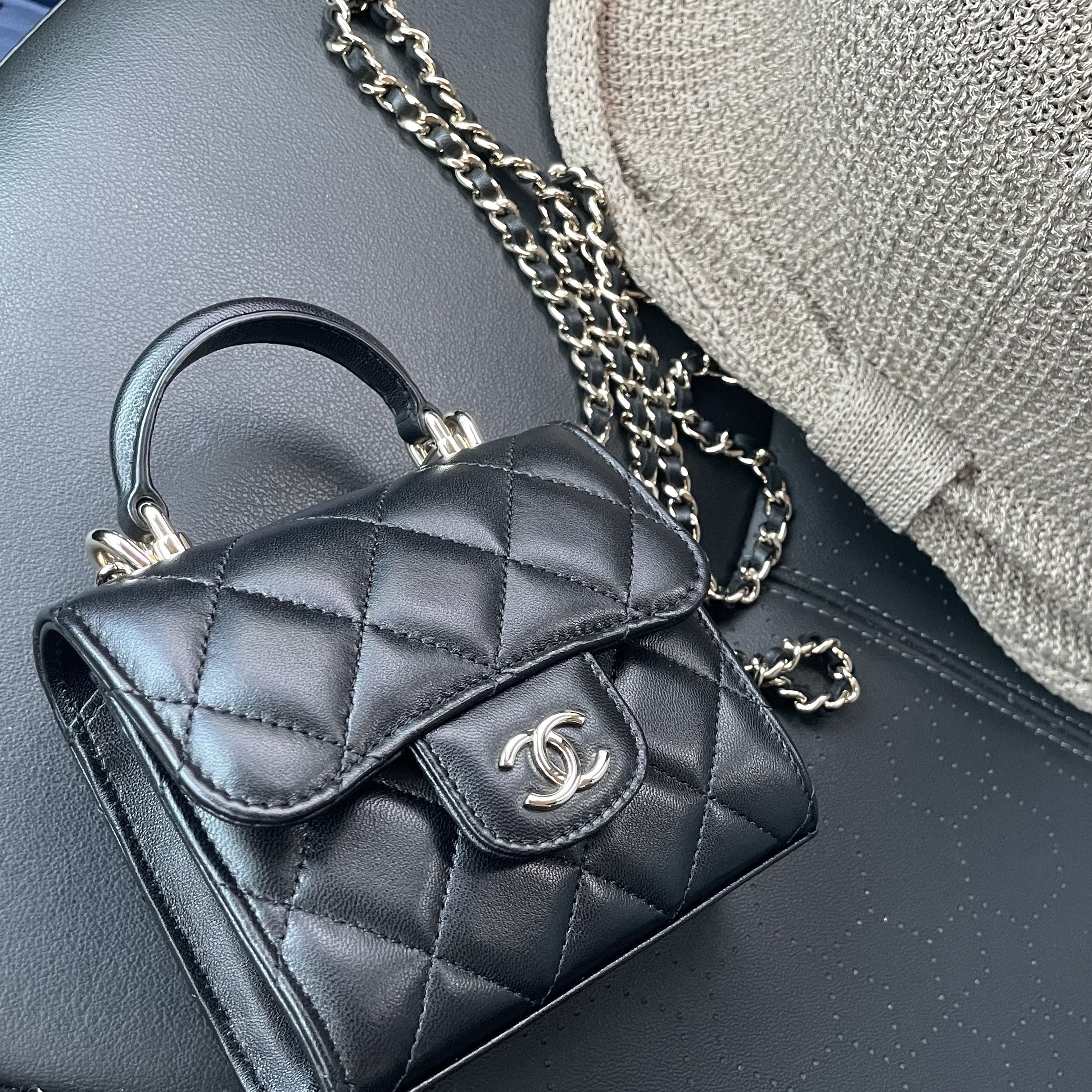 Chanel Clutch with Chain Lambskin & Gold Black 착용 스타일 - 1