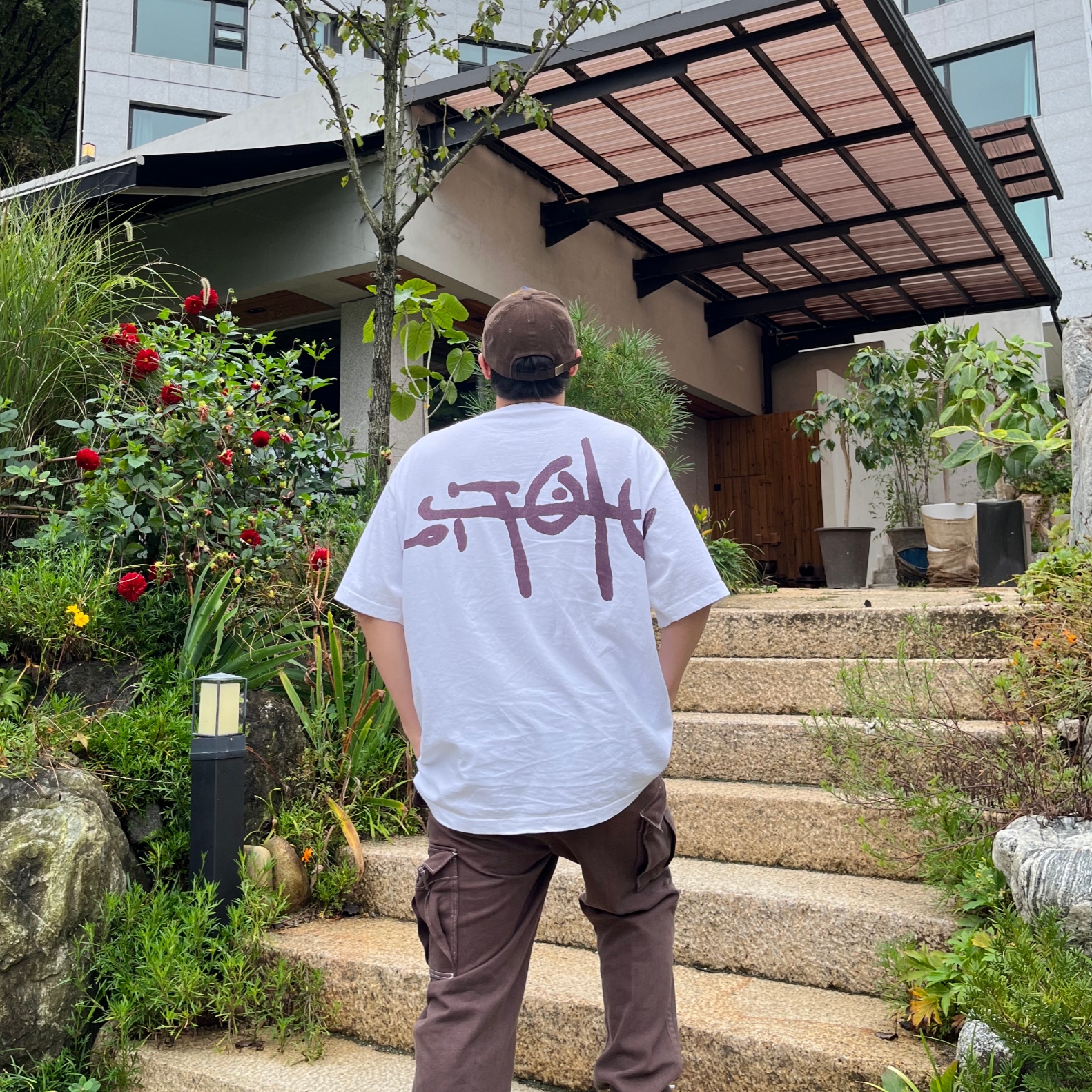Maison Mihara Yasuhiro Peterson OG Sole Canvas Low-top Sneakers Natural, Travis Scott Utopia x KAWS T-Shirt I White Utopia CD Pack 착용 스타일 - 2