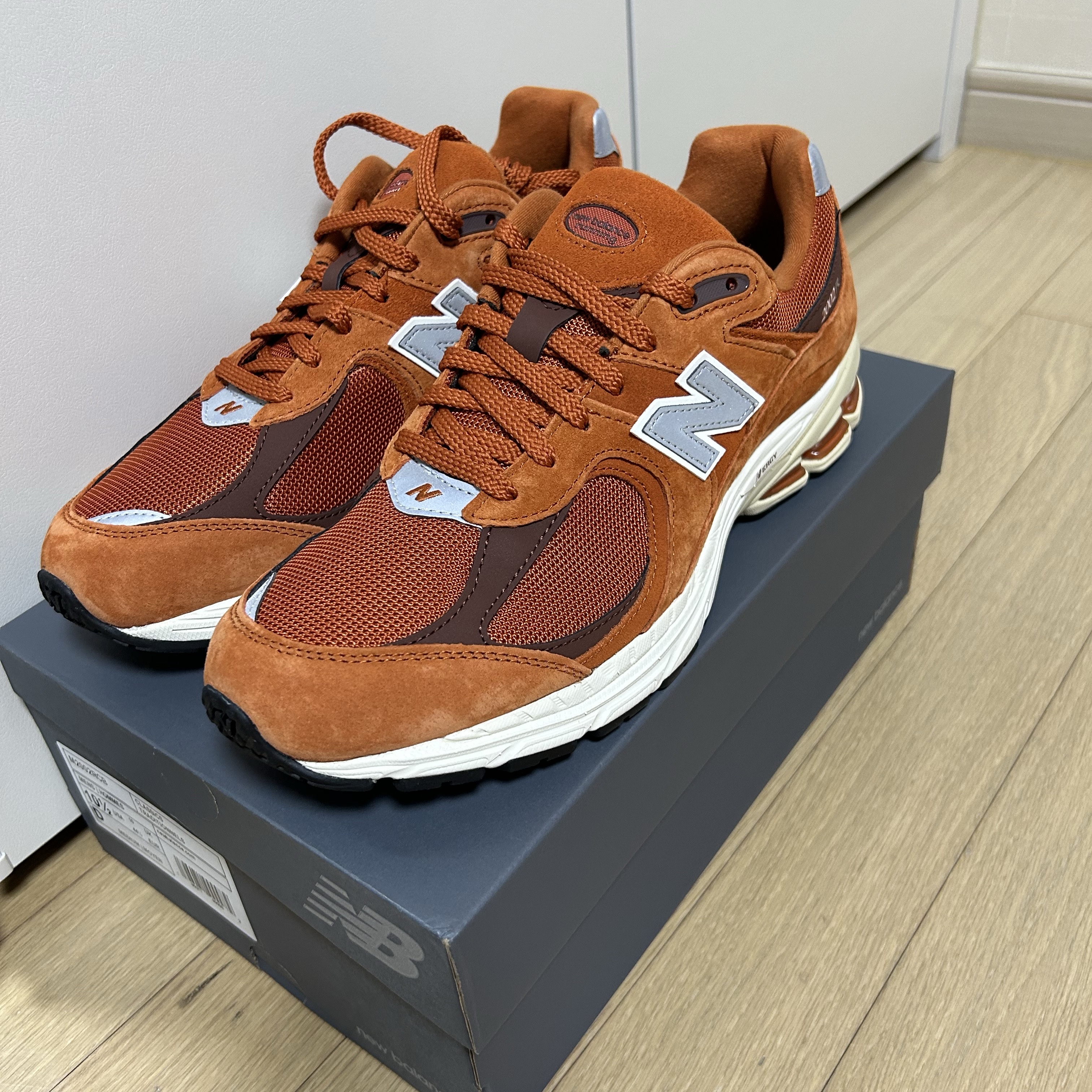 New Balance 2002R Rust Oxide 착용 스타일 - 1