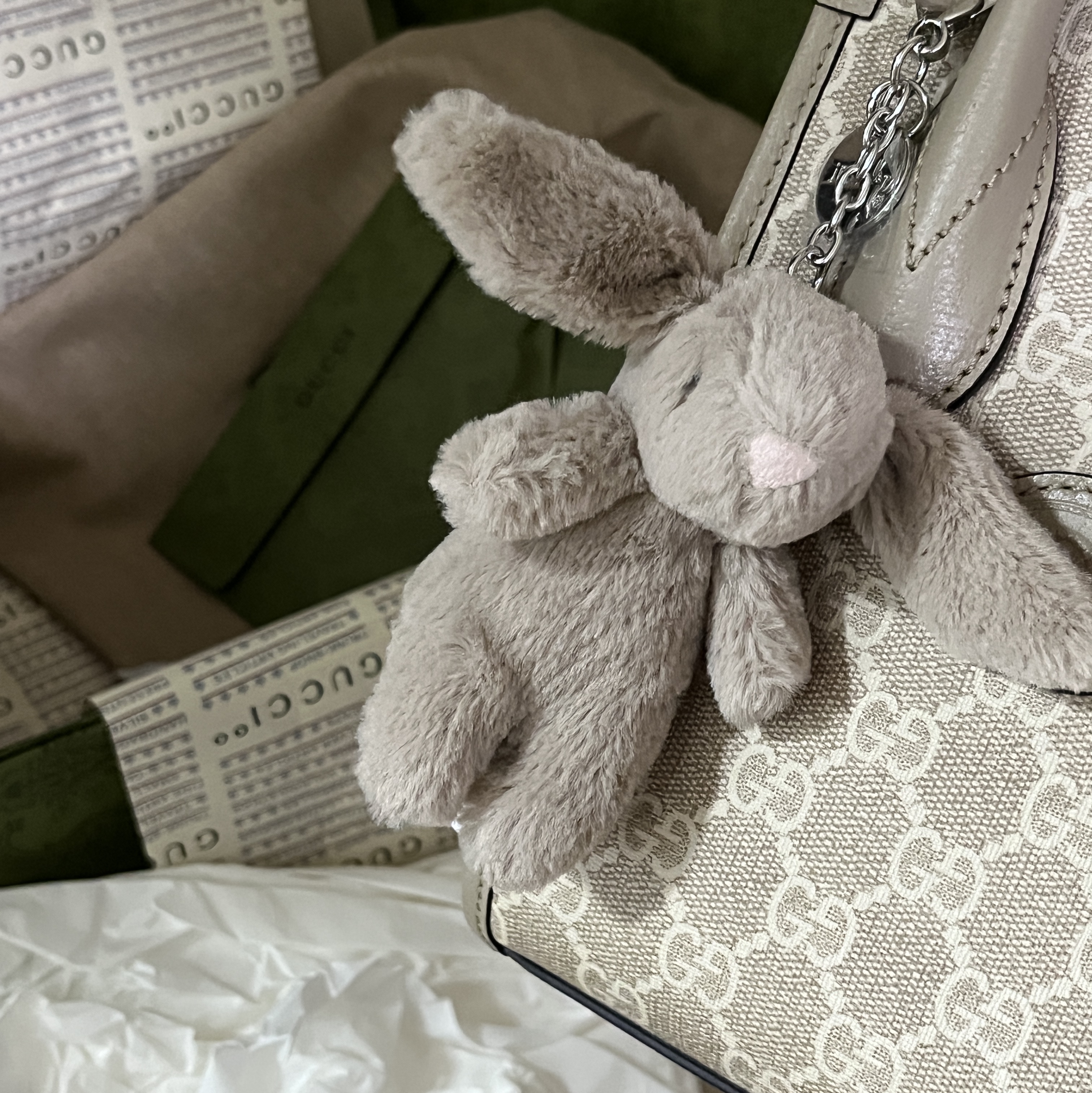 Jellycat Bashful Bunny Bag Charm Beige, Gucci Mini Tote Bag with Interlocking G Beige White GG Supreme 착용 스타일