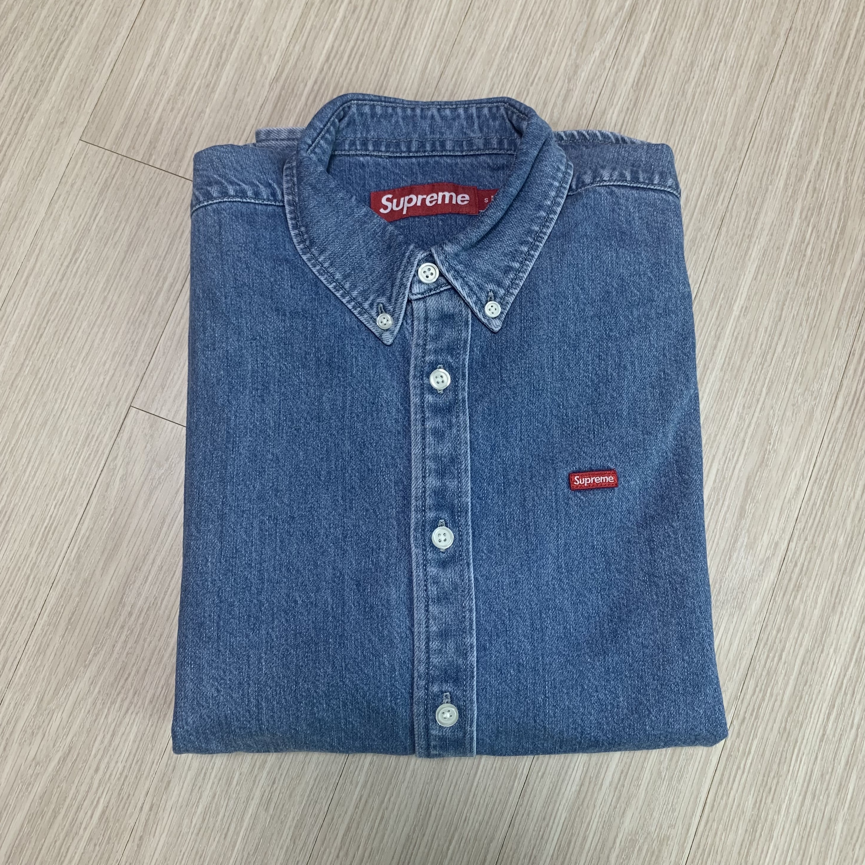 Supreme Small Box Shirt Denim - 23FW 착용 스타일