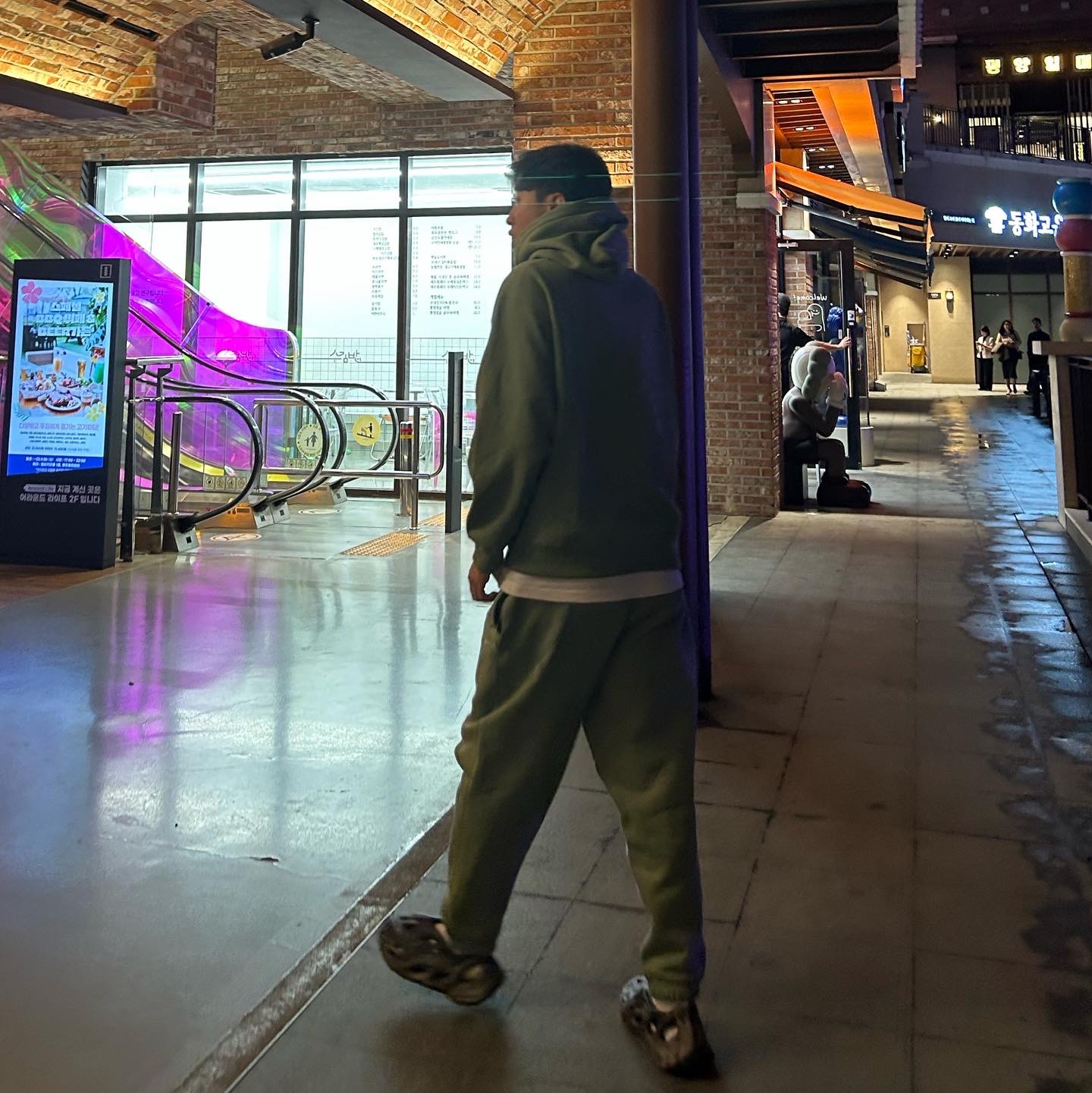 Adidas Yeezy Foam RNNR MX Cinder, Nike NRG Solo Swoosh Full Zip Hoodie Oil Green - US/EU 착용 스타일 - 1