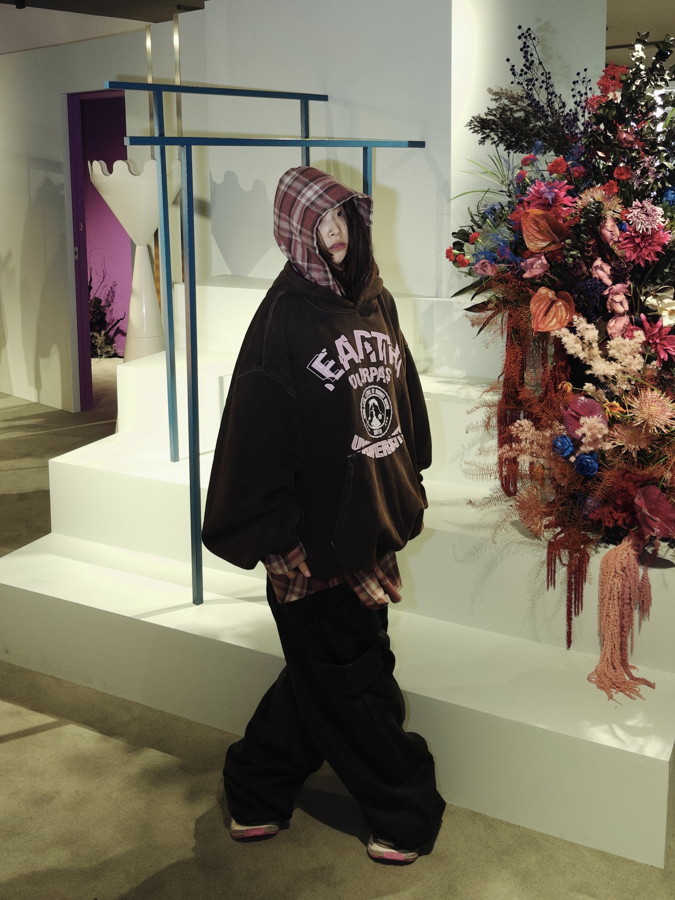 Ourpas 075 Ivy League Hoodie Fade Brown, Ourpas 077 Check Hoodie Cherry 착용 스타일 - 4
