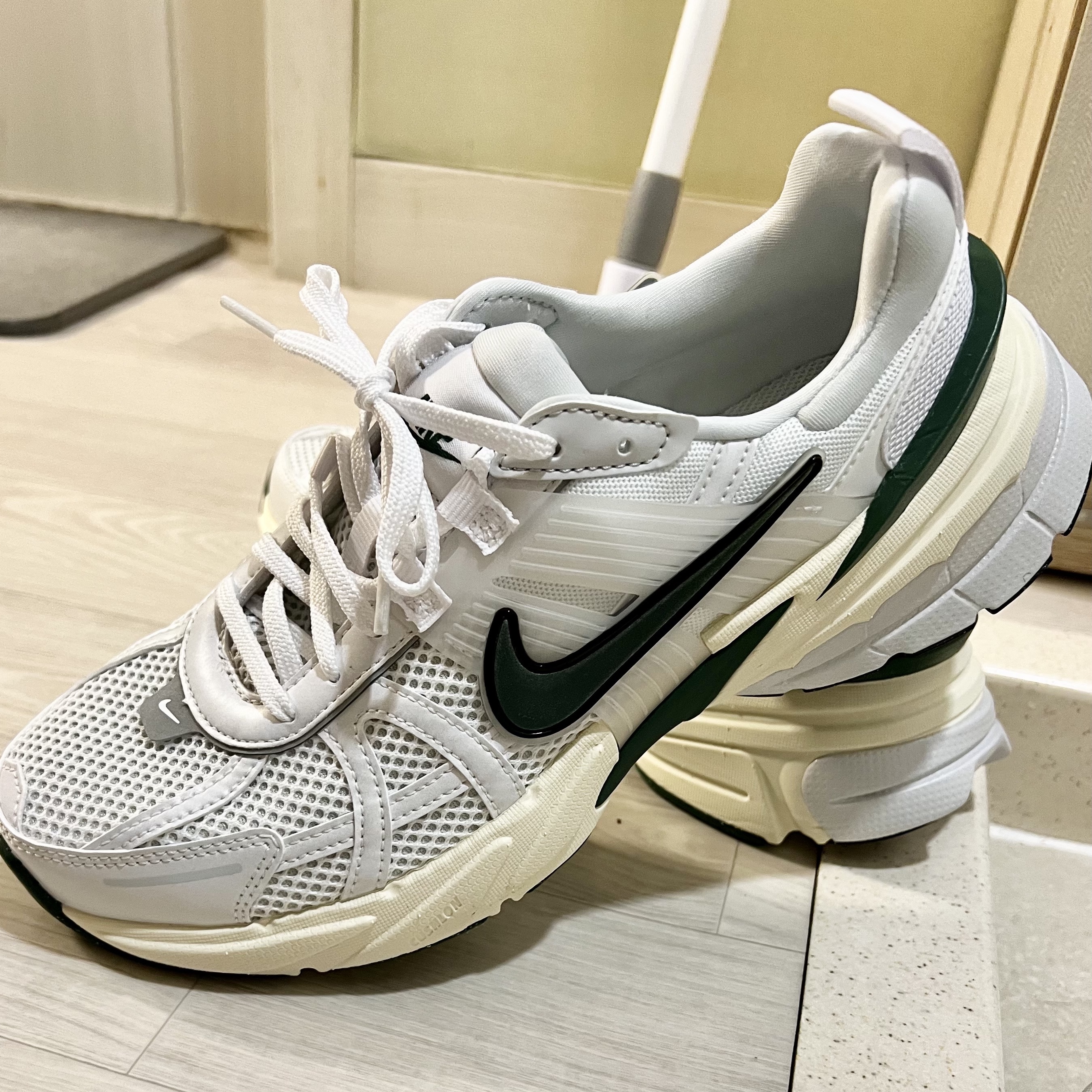 Nike V2K Run White Fir 착용 스타일