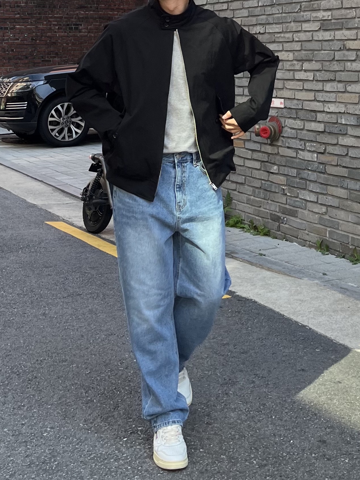Autry Medalist Low Leather Sneakers White 착용 스타일 - 2
