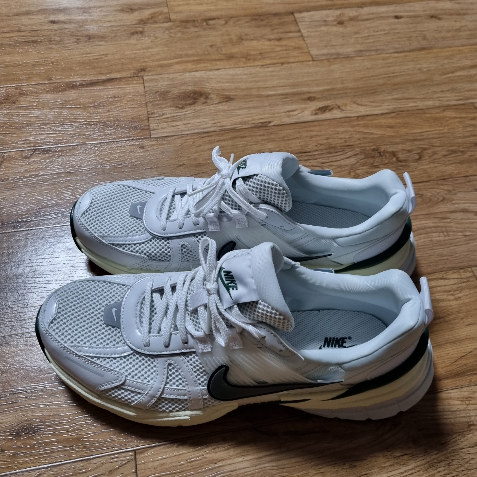 Nike V2K Run White Fir 착용 스타일 - 1