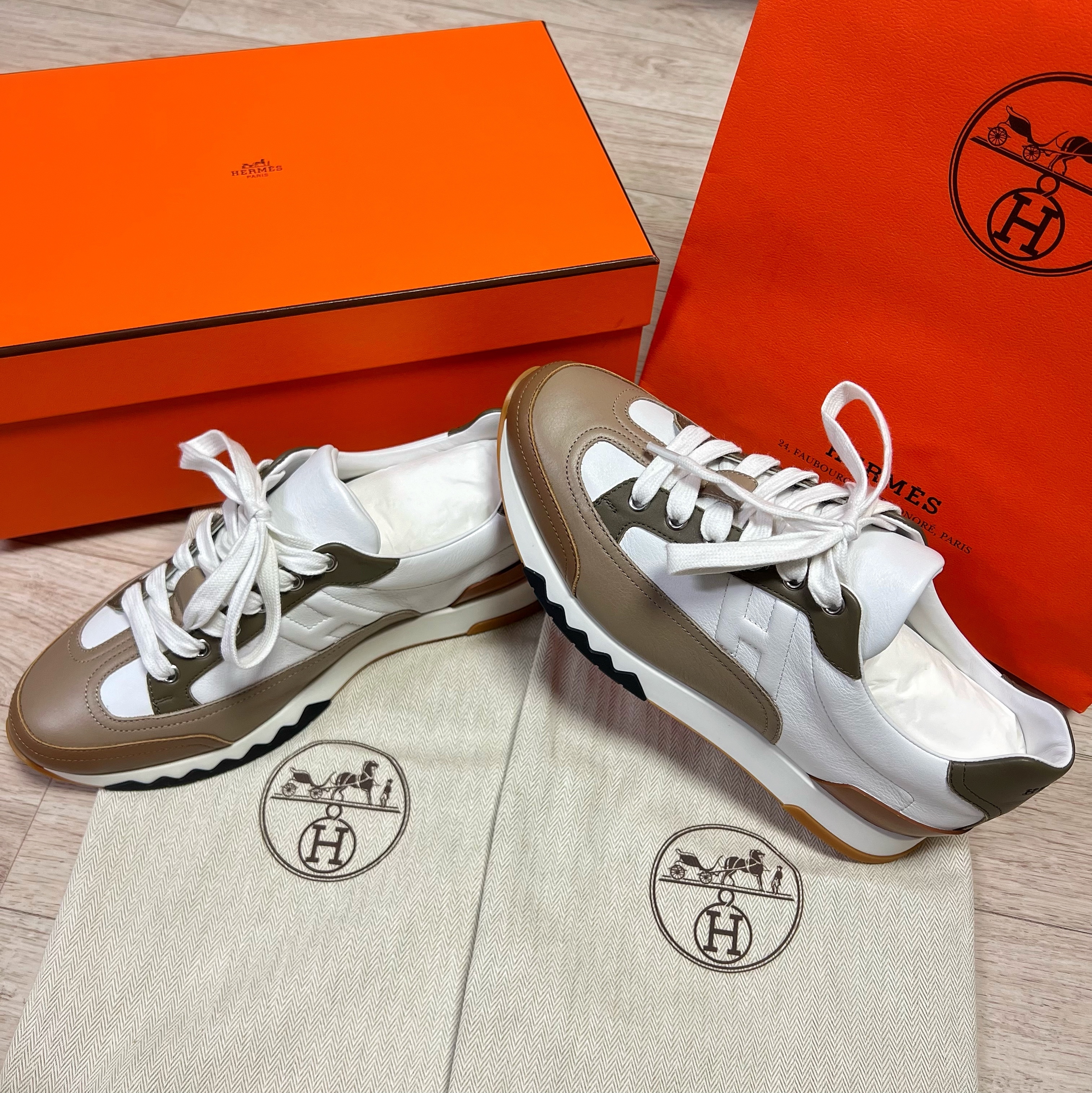 Hermes Trail Sneakers Calfskin & Multicolore Beige Sable 착용 스타일