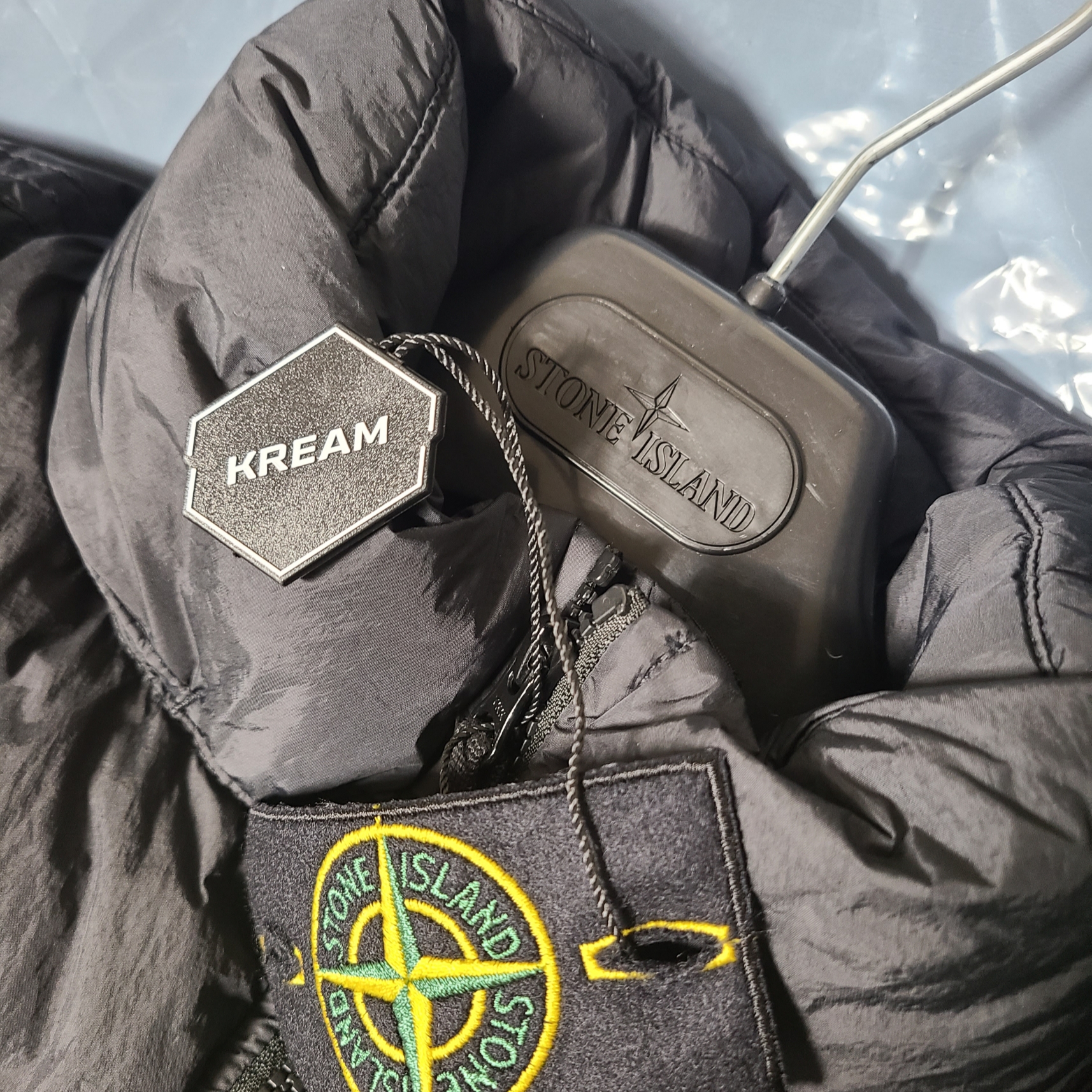 Stone Island 40623 Garment Dyed Crinkle Reps Recycled Nylon Down Jacket Black - 23FW 착용 스타일