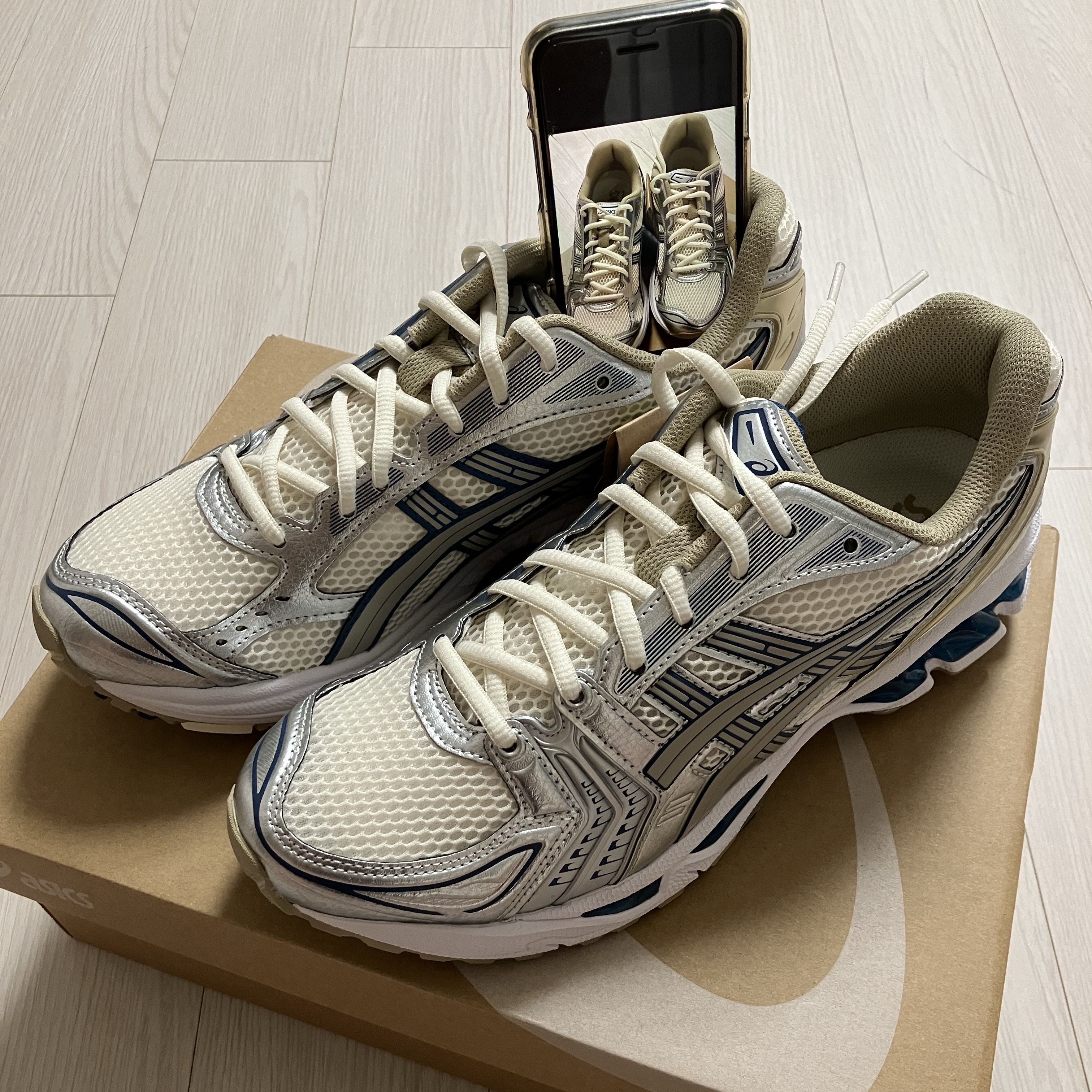 Asics Gel-Kayano 14 Cream Pure Silver 착용 스타일